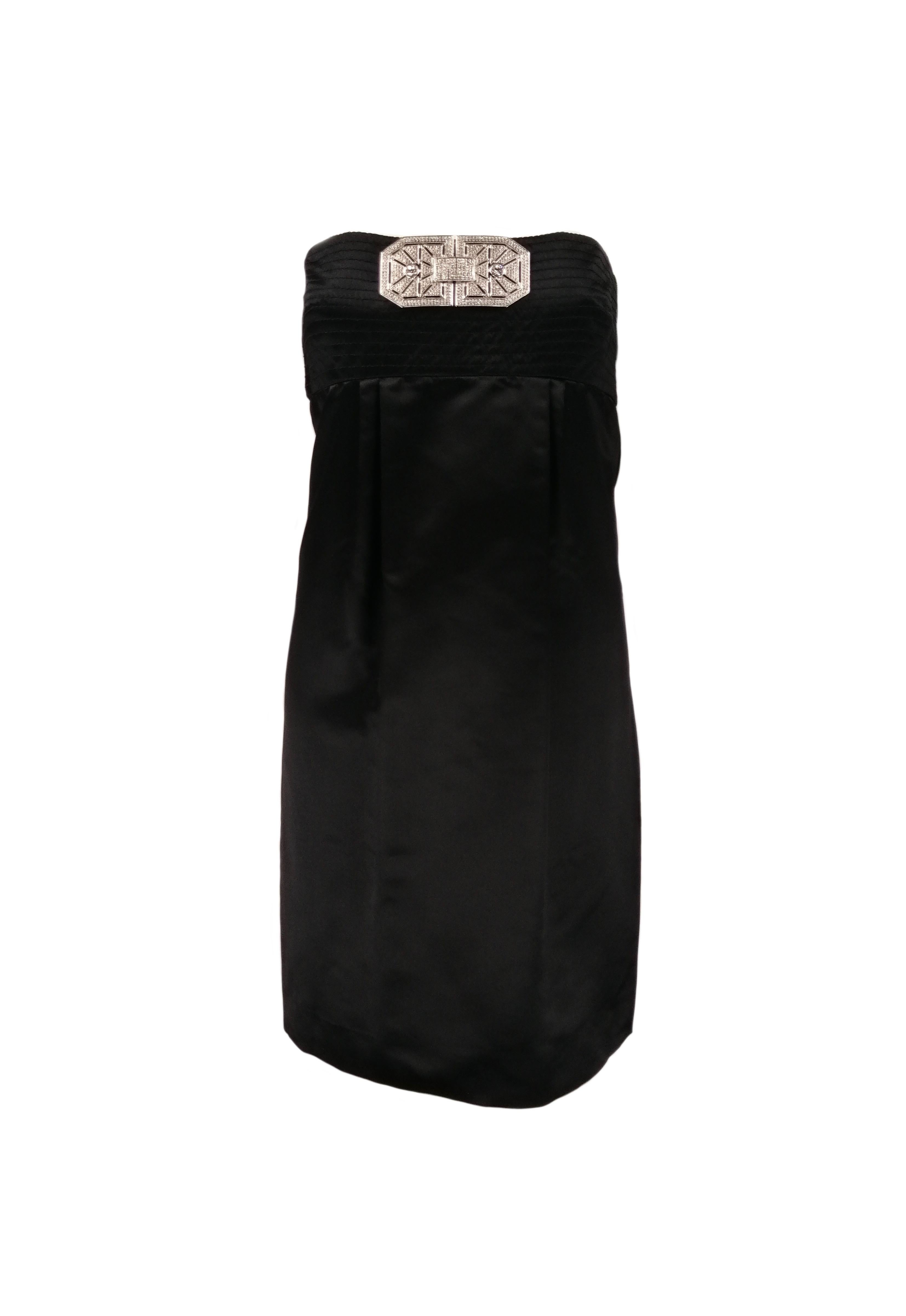 VALENTINO black silk satin dress
Strapeless dress, stitching on the bustier band, flowing sheath line. Large deco-inspired metal and white crystal ornament on the décolleté.
Size US 8
Made in Italy
Fabric: 59% acetat
            41% silk
Lining: