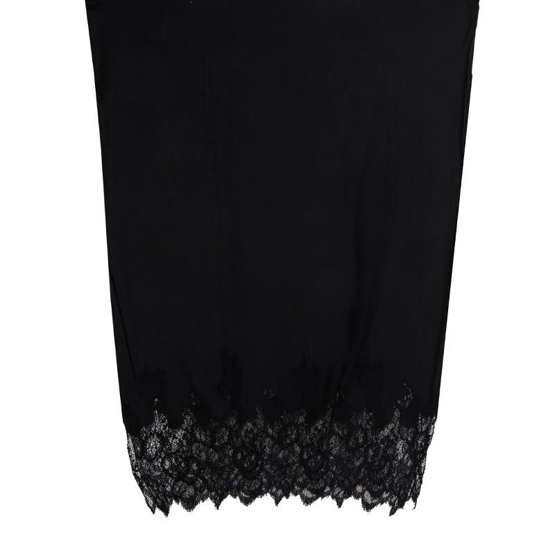 Valentino lace-trimmed shawl in black silk (100%). Has been worn and is in excellent condition. 

Width 180cm (70.2in)
Length 260cm (101.4in)
