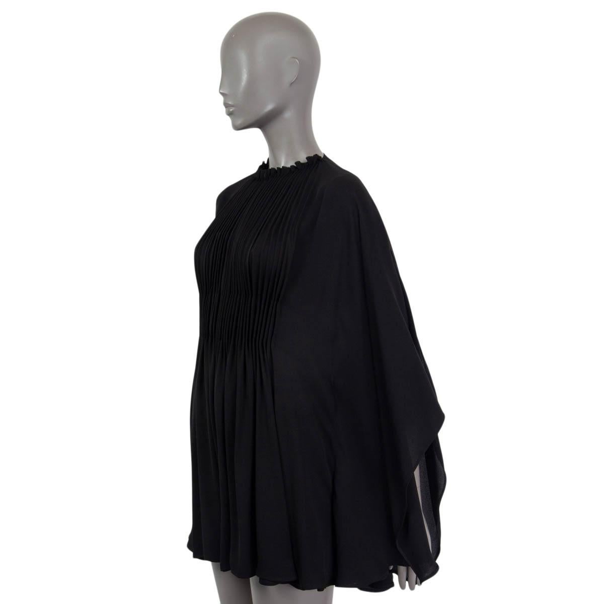 VALENTINO Mini-robe plissée à manches ouvertes en soie noire 38 XS Excellent état - En vente à Zürich, CH