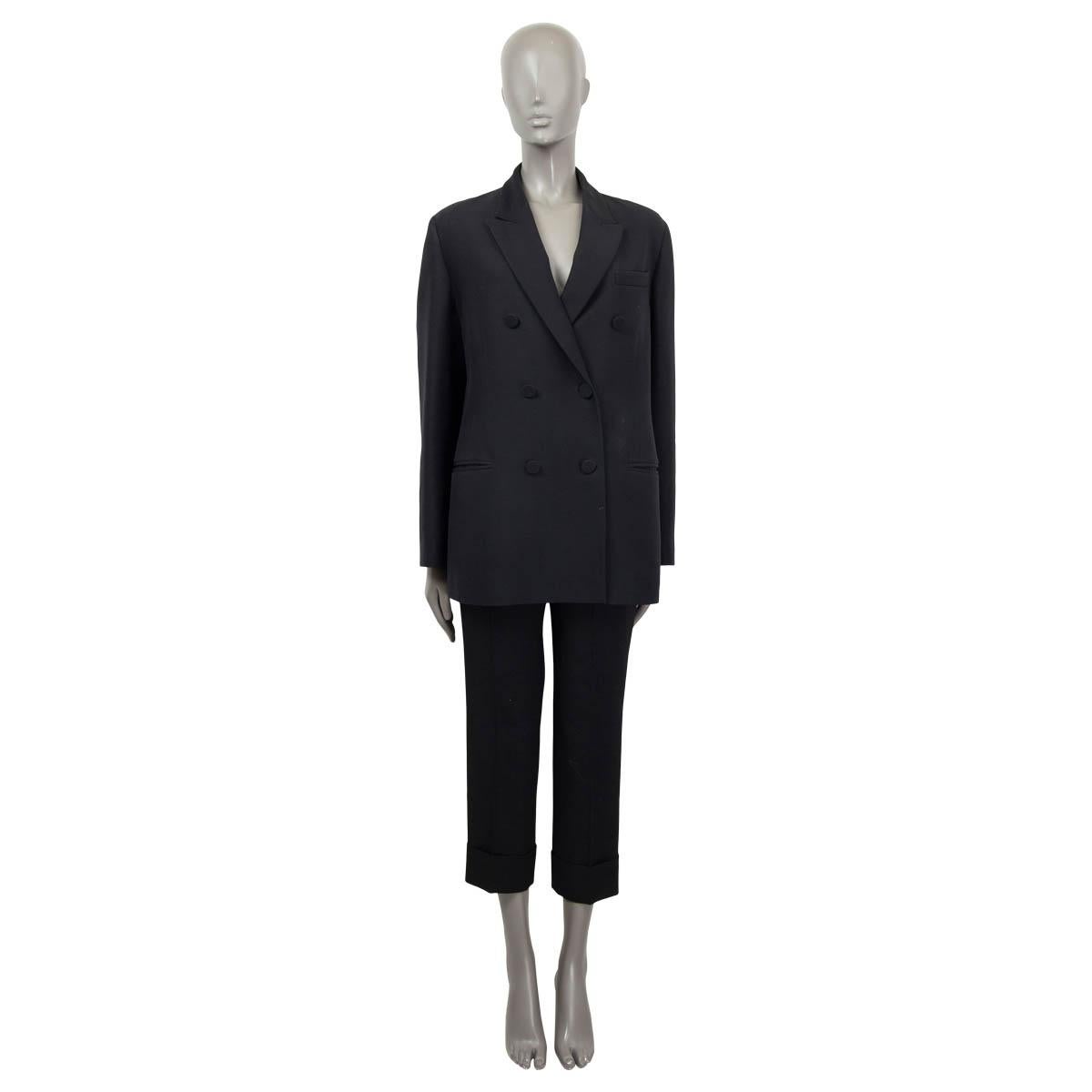 100% authentischer Valentino doppelreihiger Blazer aus schwarzer Seide (64%) und Wolle (36%) in Übergröße. Er hat eine taillierte Silhouette, ein Spitzenrevers, eine Brusttasche und zwei Leistentaschen auf der Vorderseite. Schließt mit