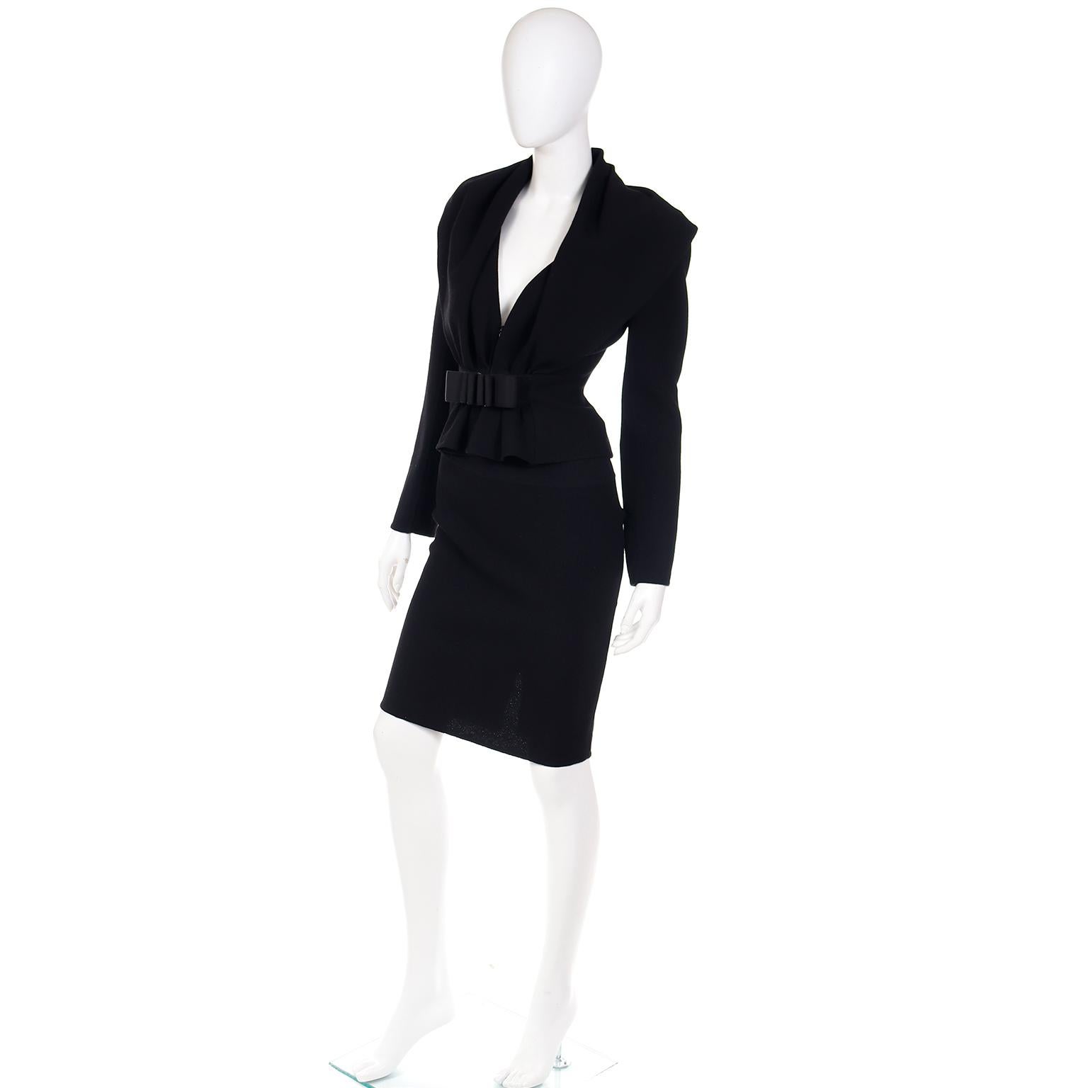 Valentino - Tailleur jupe noire avec veste unique avec nœud et boucle en vente 1