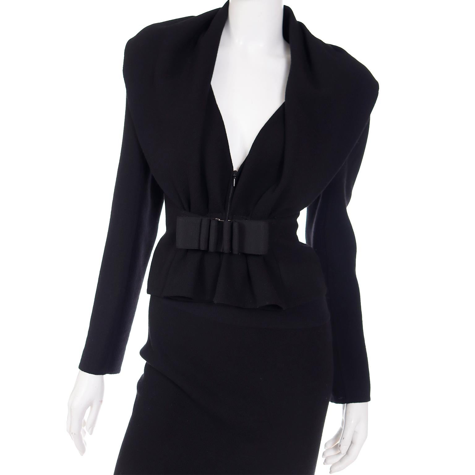 Valentino - Tailleur jupe noire avec veste unique avec nœud et boucle en vente 2
