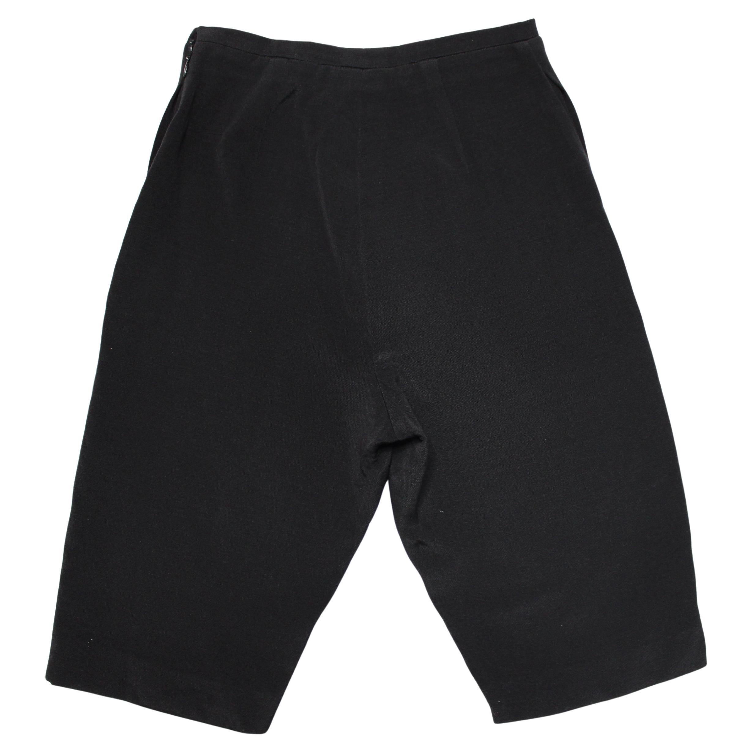 Die Valentino Black Slim Bermuda Shorts With Pockets ist ein raffiniertes und vielseitiges Modell, das sich sowohl für legere als auch für semi-formale Sommerlooks eignet. Diese Shorts sind aus einem glatten und bequemen Stoff gefertigt und zeichnen