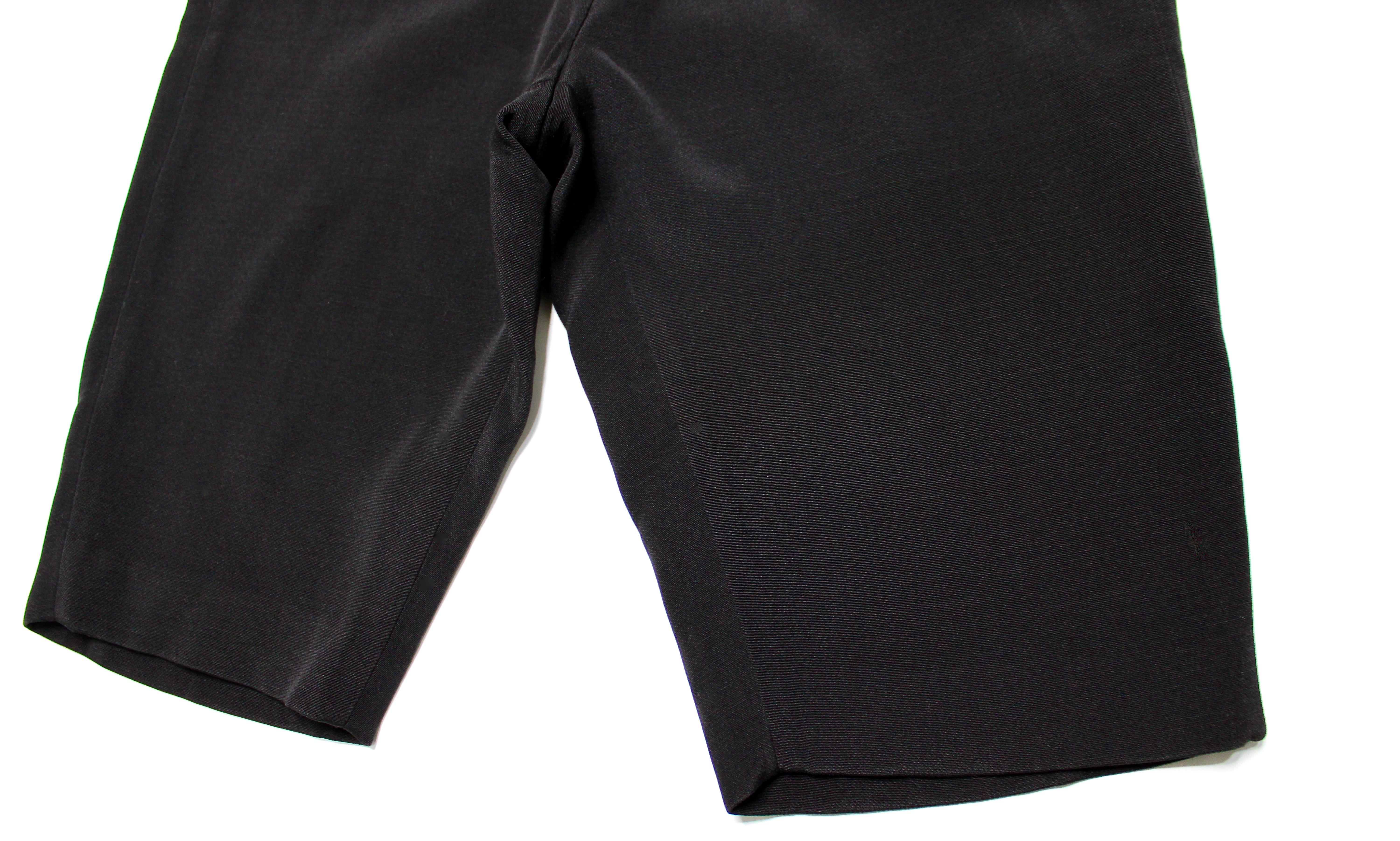 Valentino Schwarze schmale Bermudashorts mit Taschen im Angebot 1