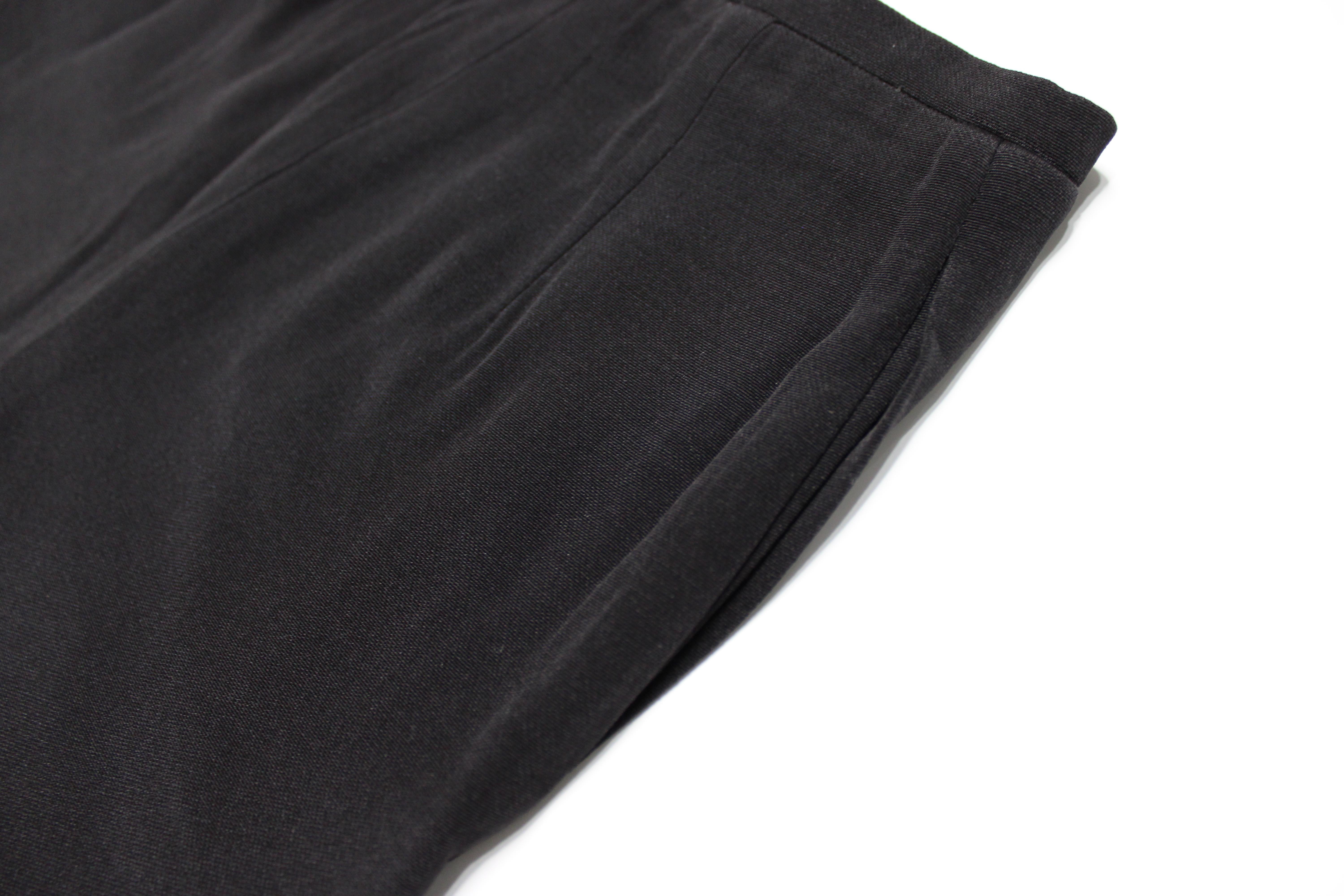 Valentino Schwarze schmale Bermudashorts mit Taschen im Angebot 2