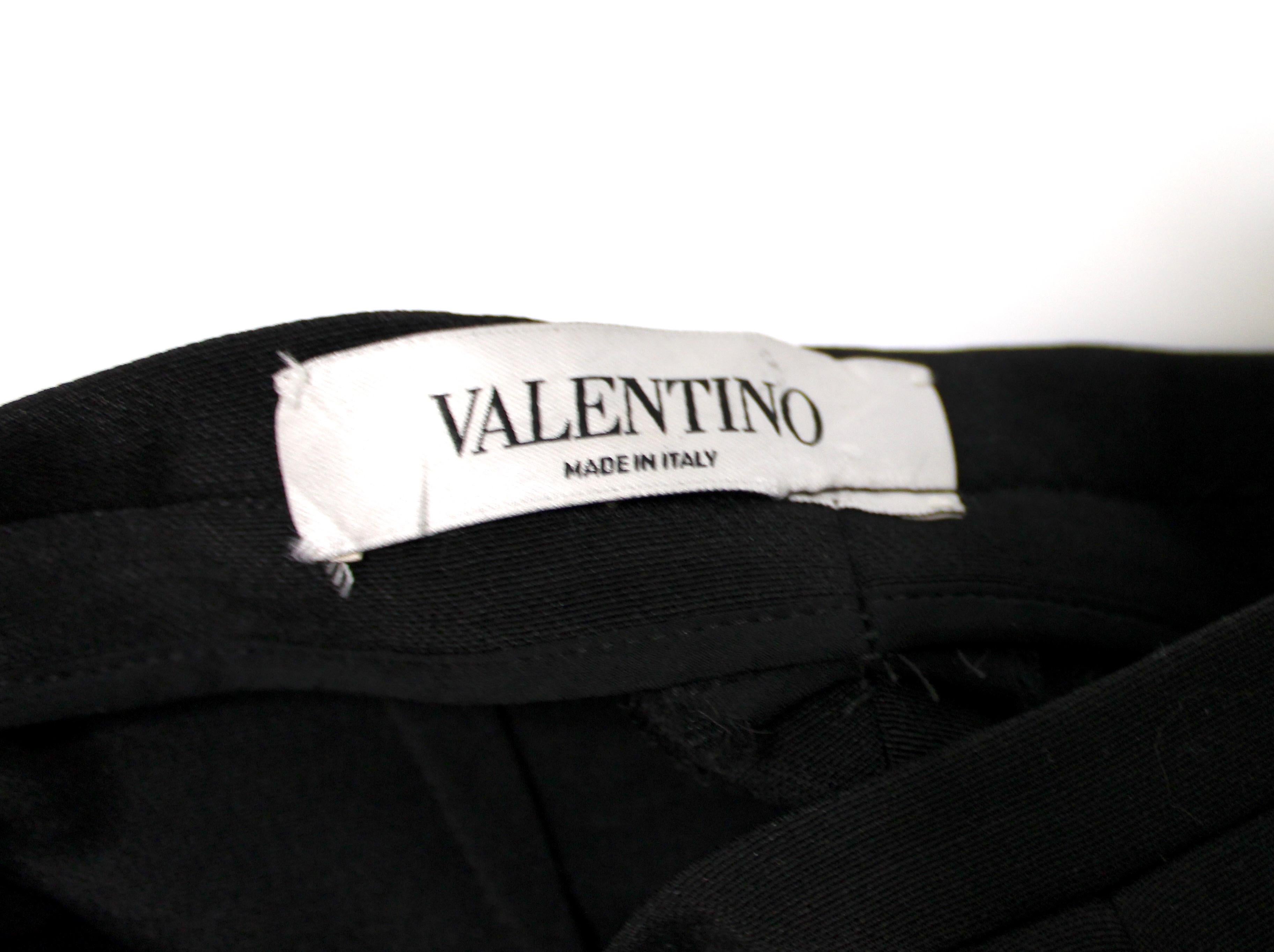 Valentino Schwarze schmale Bermudashorts mit Taschen im Angebot 3