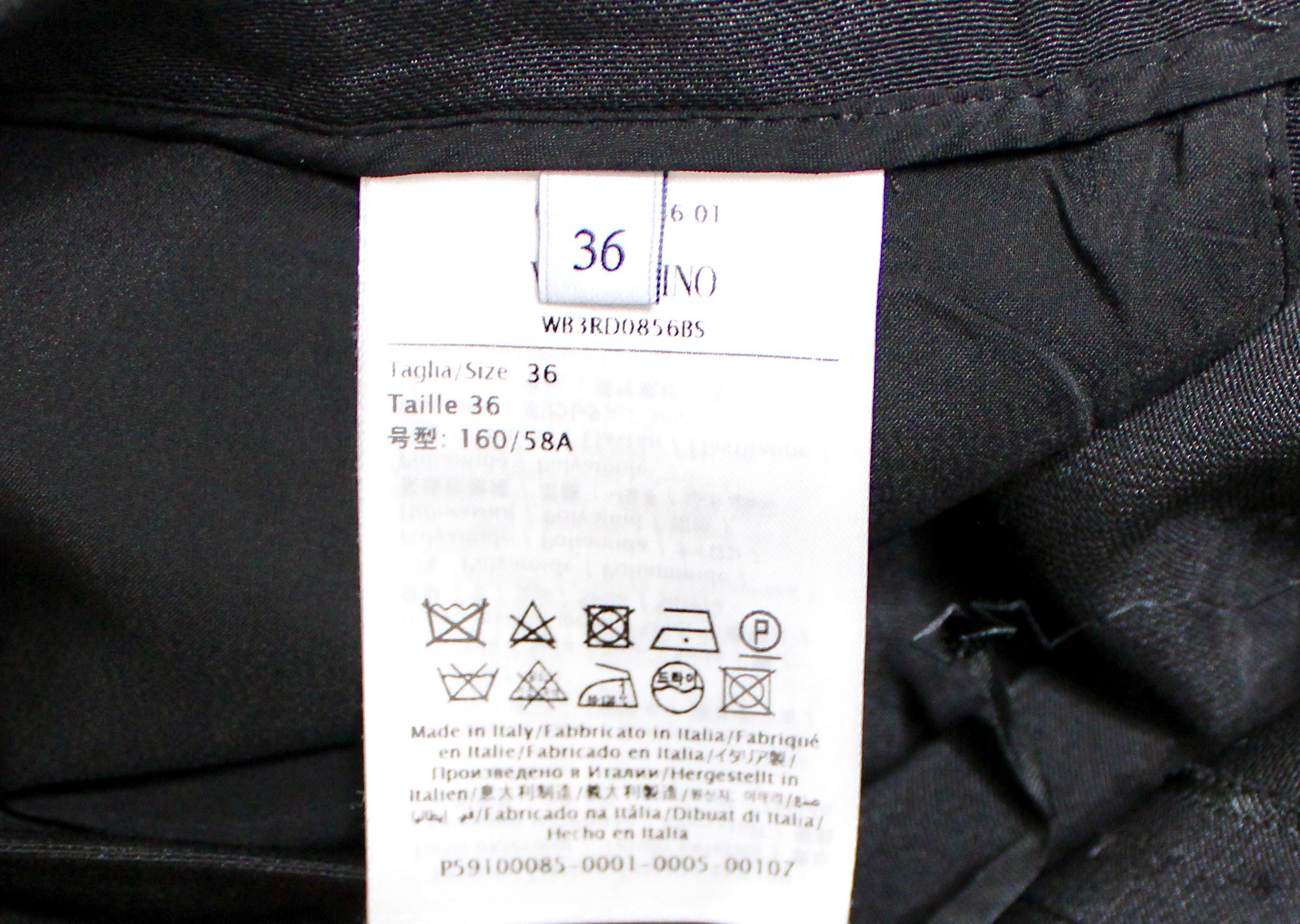 Valentino Schwarze schmale Bermudashorts mit Taschen im Angebot 4