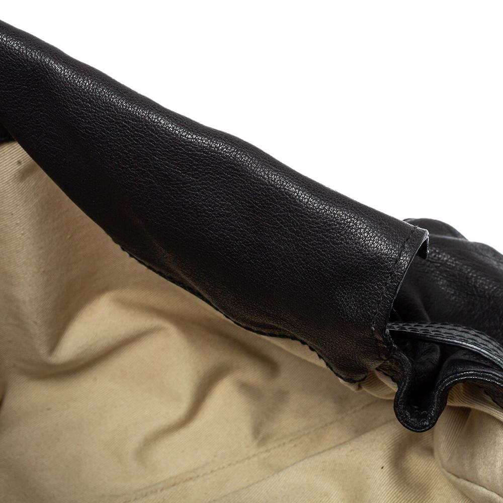 Valentino Schwarze Schultertasche aus weichem Leder mit Klappe im Angebot 5