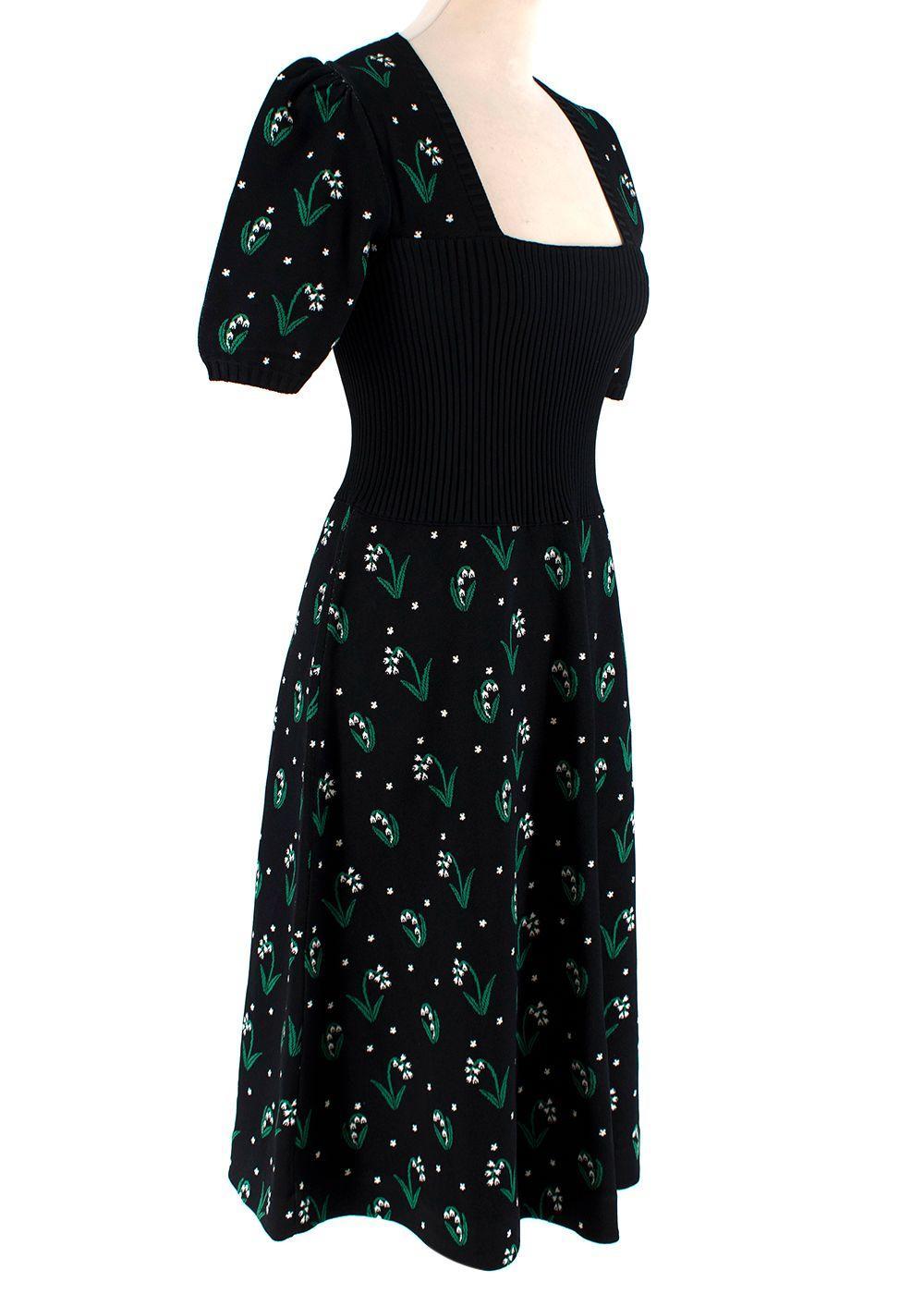 Valentino Vestito nero a collo quadrato in maglia elasticizzata a goccia di neve

- Abito nero in maglia elasticizzata con intarsio di bucaneve all over
- Scollo, vita e polsini quadrati a coste
- Manica corta

Materiali:
89% Viscosa
11%