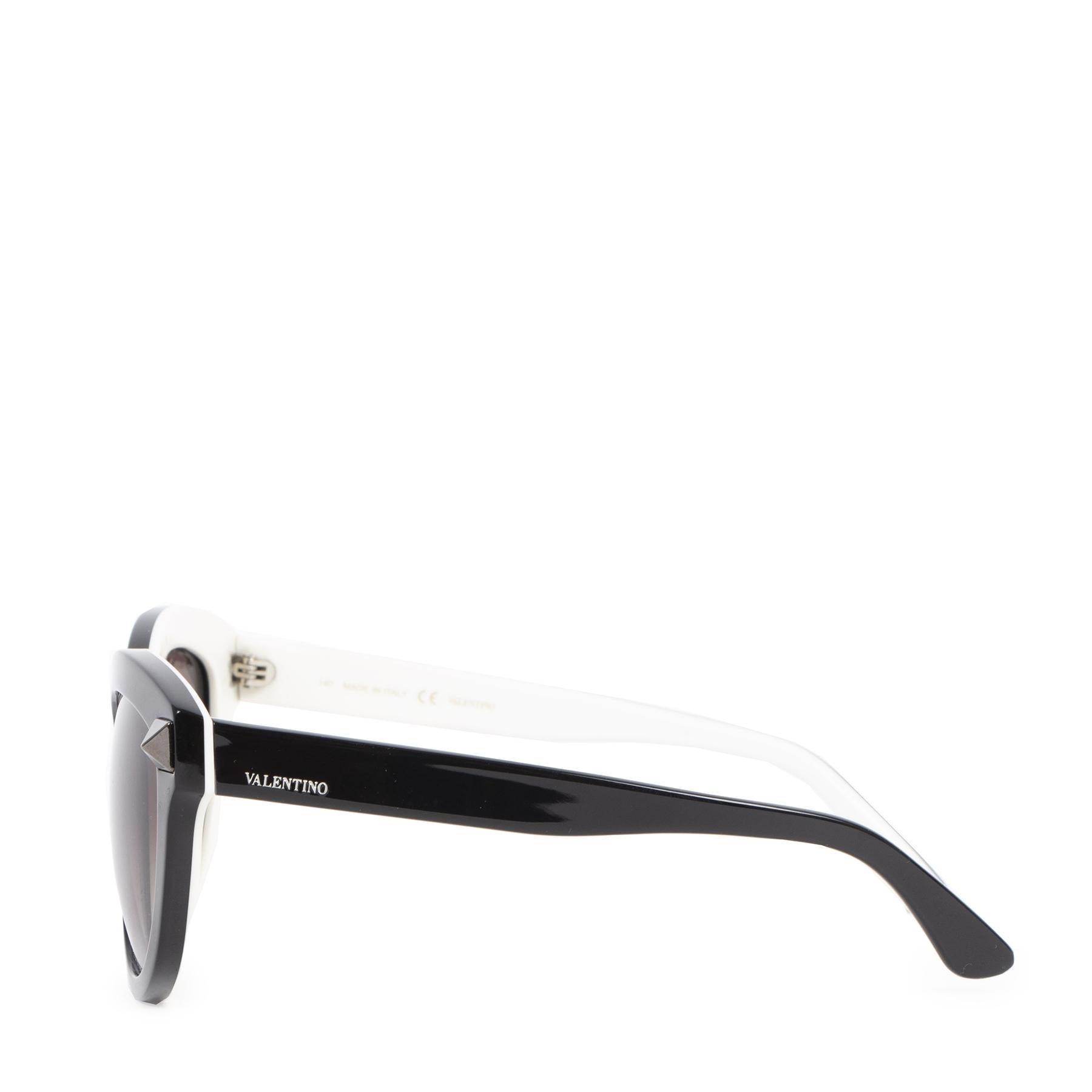 Very good preloved condition

Valentino Black Stud Cat-Eye Sunglasses

Finish your look with these edgy Valentino sunglasses. The sunglasses have a gorgeous black and white design, featuring metal grey studs. Match with a black outfit for a total
