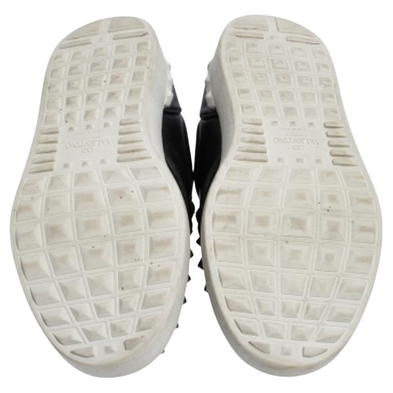 Caratterizzate da un corpo in pelle con borchie sulla tomaia, queste sneakers nere di Valentino sono uno spettacolo da ammirare. I sottopiedi in pelle e le suole in gomma ti aiuteranno a mantenere il massimo comfort per i tuoi piedi.