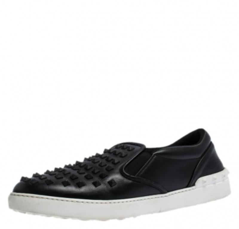 Valentino - Sneakers Slip On in pelle nera con borchie Taglia 45 in vendita 1
