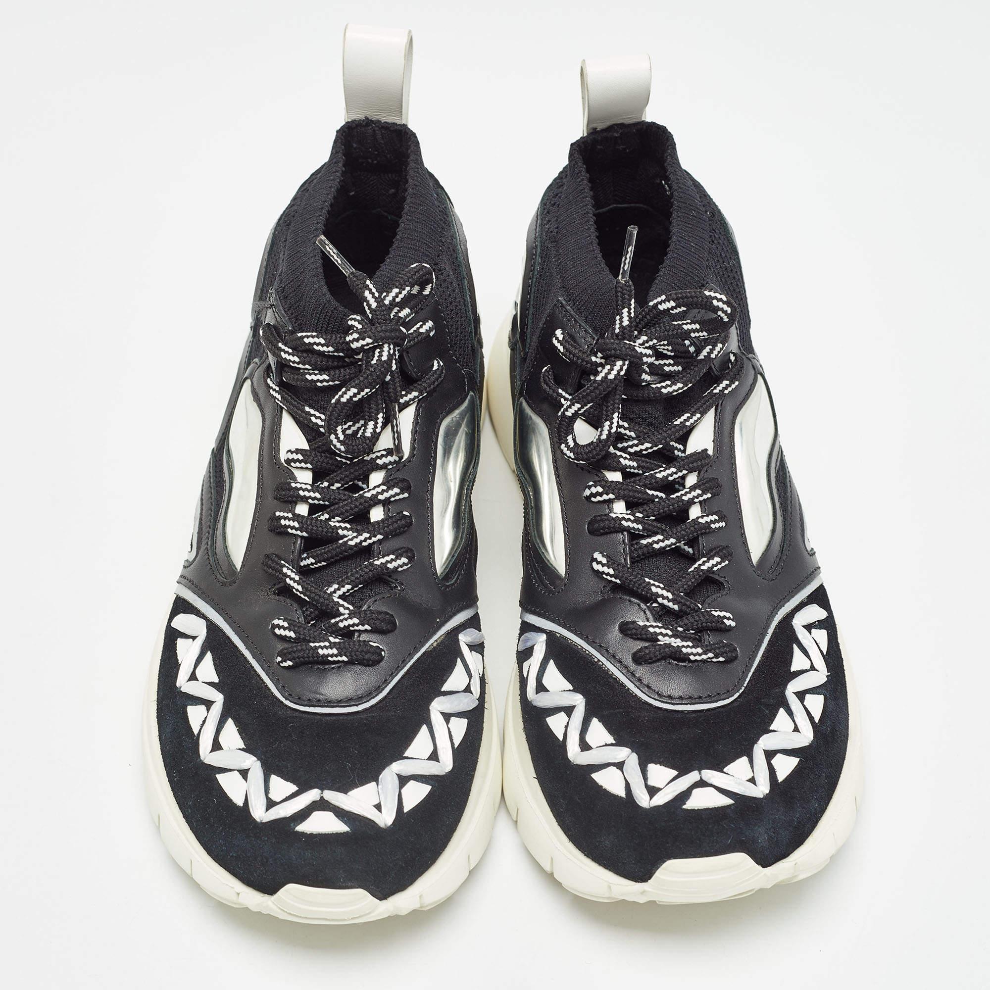 Valentino Black Suede and Leather Rockstud Sneakers Size 41 In Good Condition For Sale In Dubai, Al Qouz 2