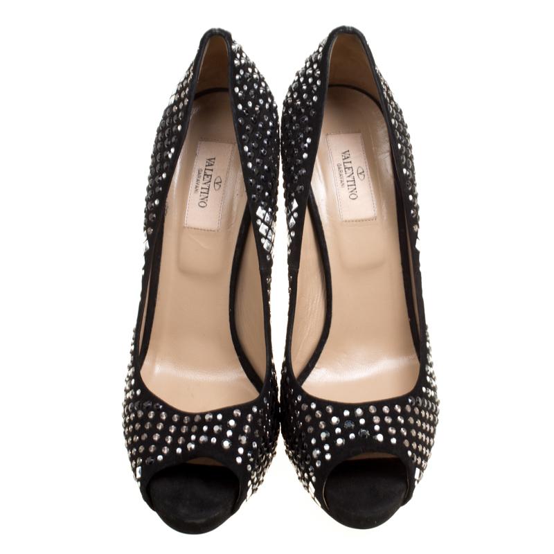 Crafted by Valentino, this pair of pumps is an impeccable mix of comfort and style. Be the center of attention at every gathering by flaunting this black fashionable pair designed in a peep toe style. The leather on the inside of these pumps makes