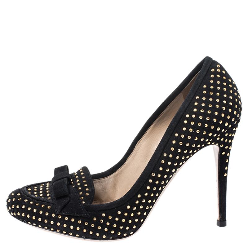 You will look absolutely impressive in these pumps featuring a suede body. These pumps from Valentino showcase a comfortable and stylish look you simply cannot miss. Covered in studs, they will elevate the look of any of your outfits.

