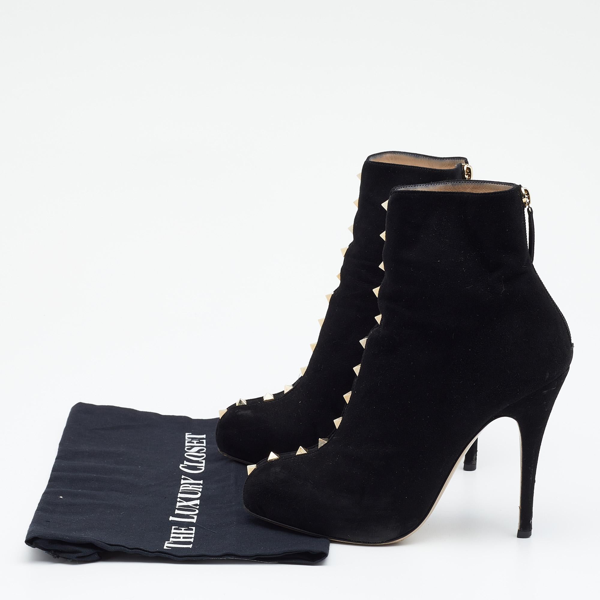 One of the finest pairs of boots you will ever own is this pair by Valentino. Crafted from suede, they come in a stunning shade of black. They are lined with leather and are a wardrobe staple. Featuring the signature Rockstuds and 12 cm heels, they