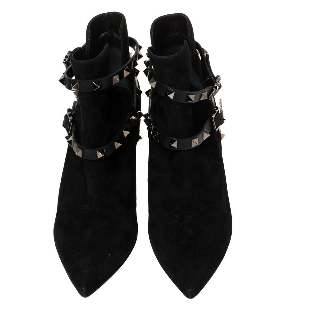 These stunning Valentino boots are nothing less than stunning with their rock-chic vibe. Crafted from suede in a black hue, they have a powerful stride with sleek pointed toes and Rockstud harness straps adorning the ankles and heel counters. These