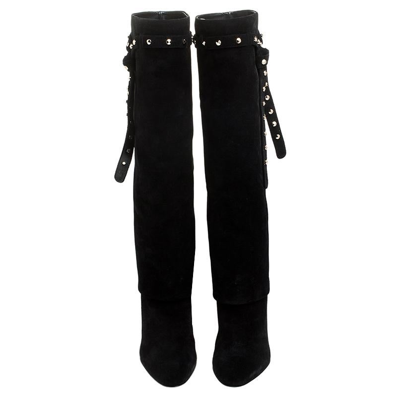 This lovely pair of Valentino boots has a stylish silhouette and simple design. The knee-high, foldover boots have been crafted from black suede and feature a tie detail carrying the iconic Rocktsuds. Complete with 9 cm heels, these beauties are a