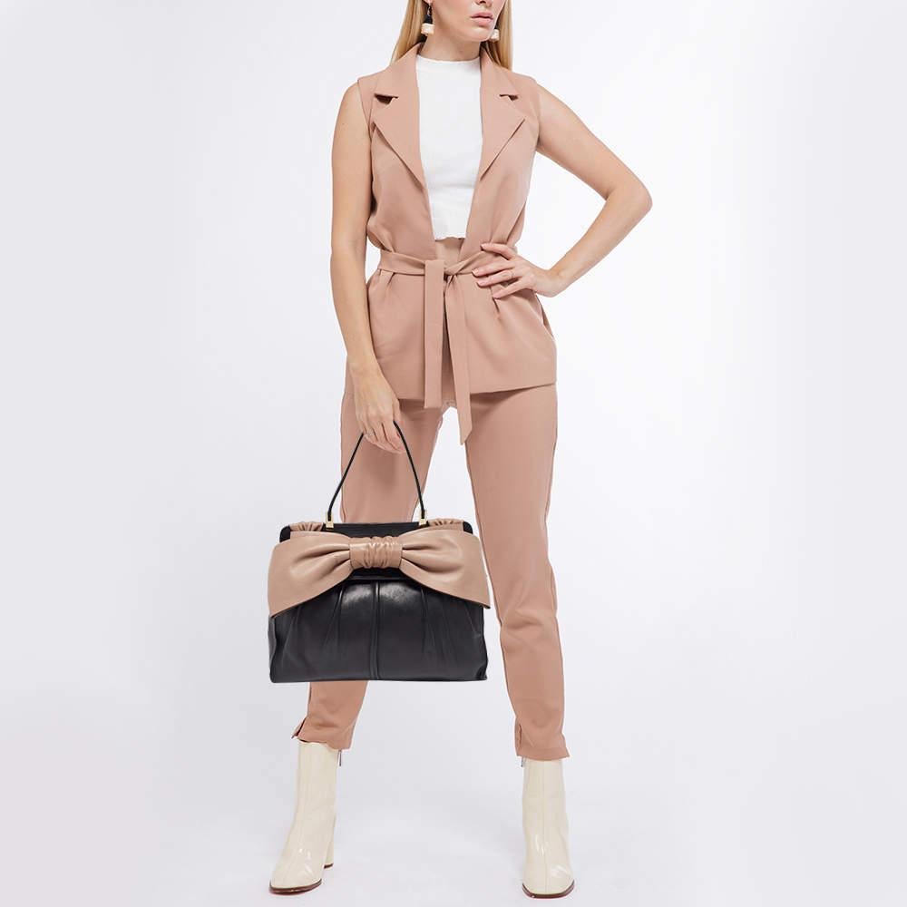 Das Haus Valentino bietet diese wunderschöne Henkeltasche an, mit der Sie in jeder Saison zeitlose Looks kreieren können. Gefertigt aus hochwertigen MATERIALEN wird dieses Stück lange halten.