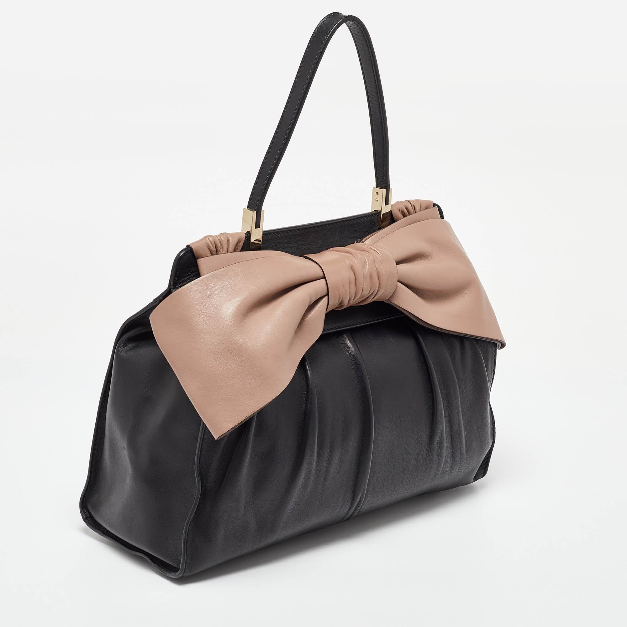 Valentino Schwarz/Taupe Ledertasche mit Aphrodite-Schleife und Henkel oben im Zustand „Gut“ in Dubai, Al Qouz 2