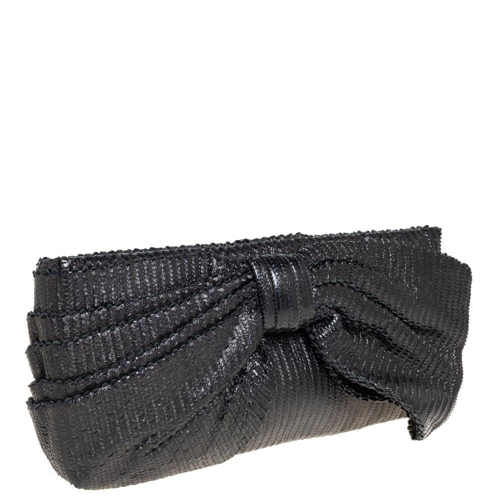 Valentino Black Textured Leather Bow Clutch In Good Condition In Dubai, Al Qouz 2