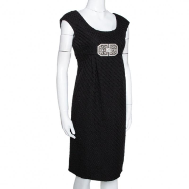 Estiliza este vestido negro con los accesorios adecuados para un look impecablemente a la moda. Magníficamente confeccionado para ofrecerte el mejor ajuste, este vestido Valentino texturizado tiene escote redondo y adornos en la parte delantera.