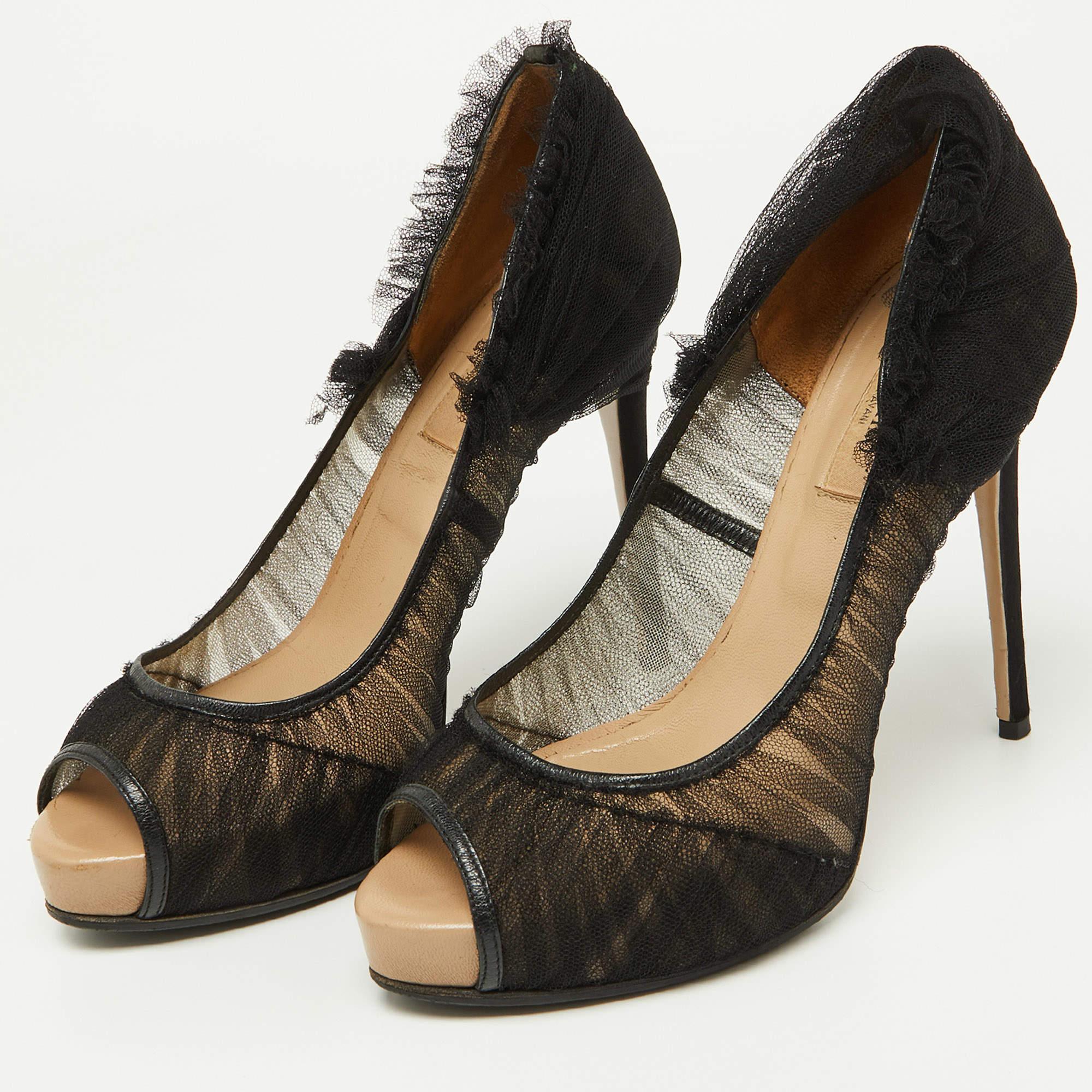 Perfekt genäht und verarbeitet, um ein elegantes Aussehen und eine gute Passform zu gewährleisten, sind diese Designerschuhe ein Kauf, den Sie gerne zur Schau stellen werden. Sie sehen toll an den Füßen aus.
