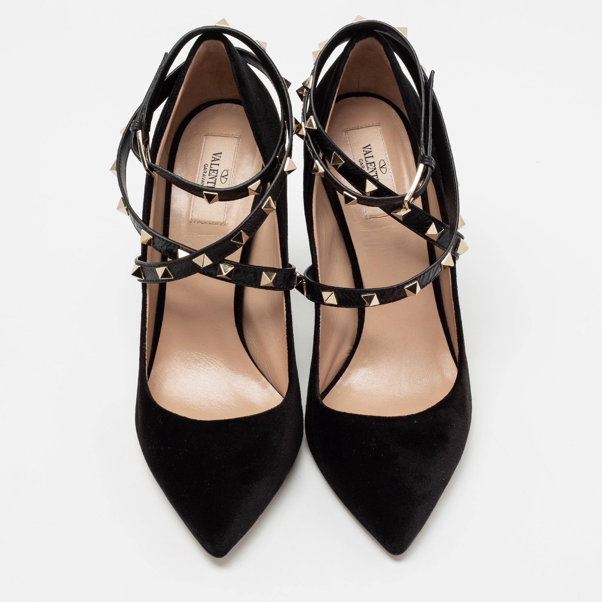 Designed for fashion queens like you, these Valentino black pumps are crafted from plush velvet and leather and are absolutely gorgeous! They come flaunting pointed toes, 11.5 cm heels, and their signature Rockstuds on the multiple ankle