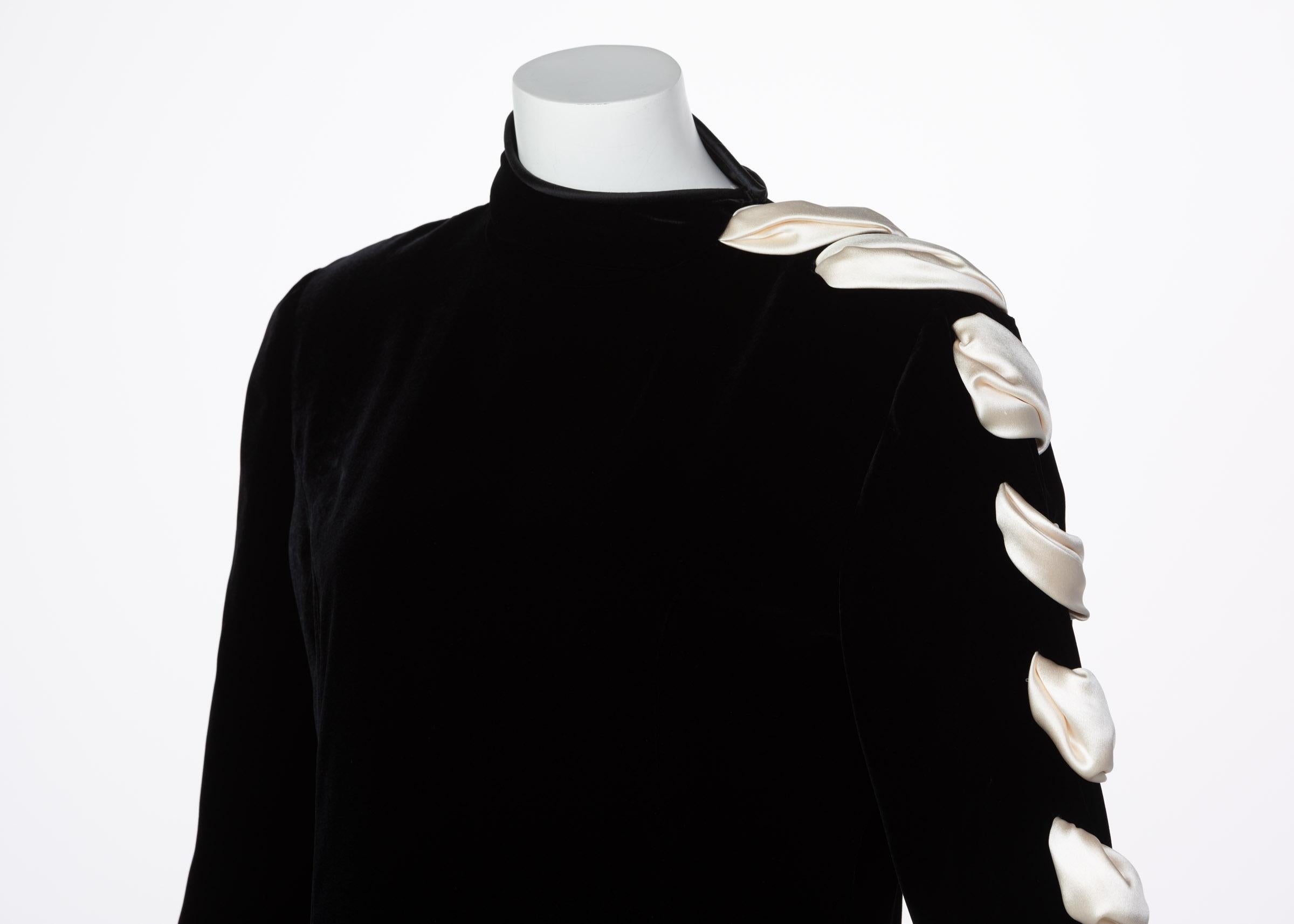 Valentino Black Velvet Ivory Satin Ribbon Bow Dress, 1980s In Excellent Condition In Boca Raton, FL