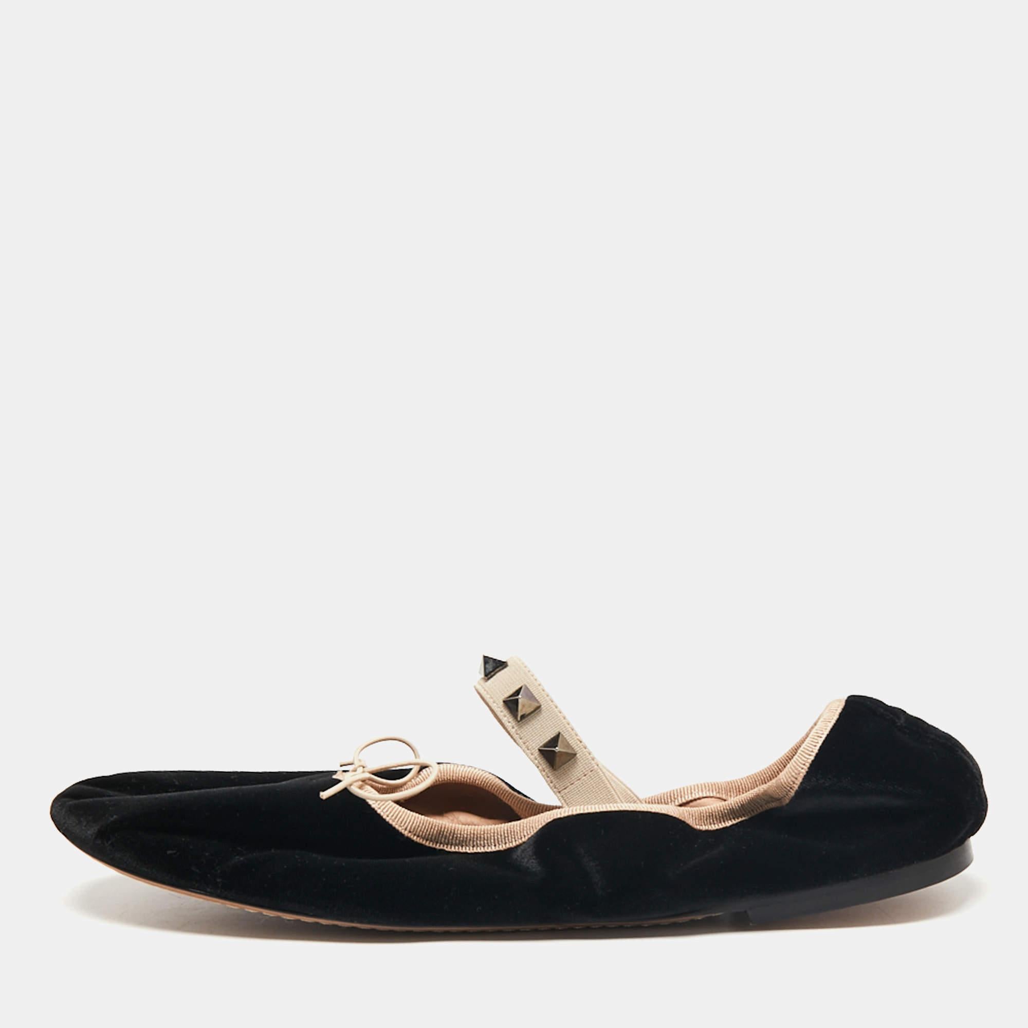 Valentino brings luxury and refined elegance to your style with these Mary Jane ballet flats. Crafted using black velvet, these ballet flats are embellished with the signature Rockstud accents, gunmetal-tone hardware, and contrast trims. These