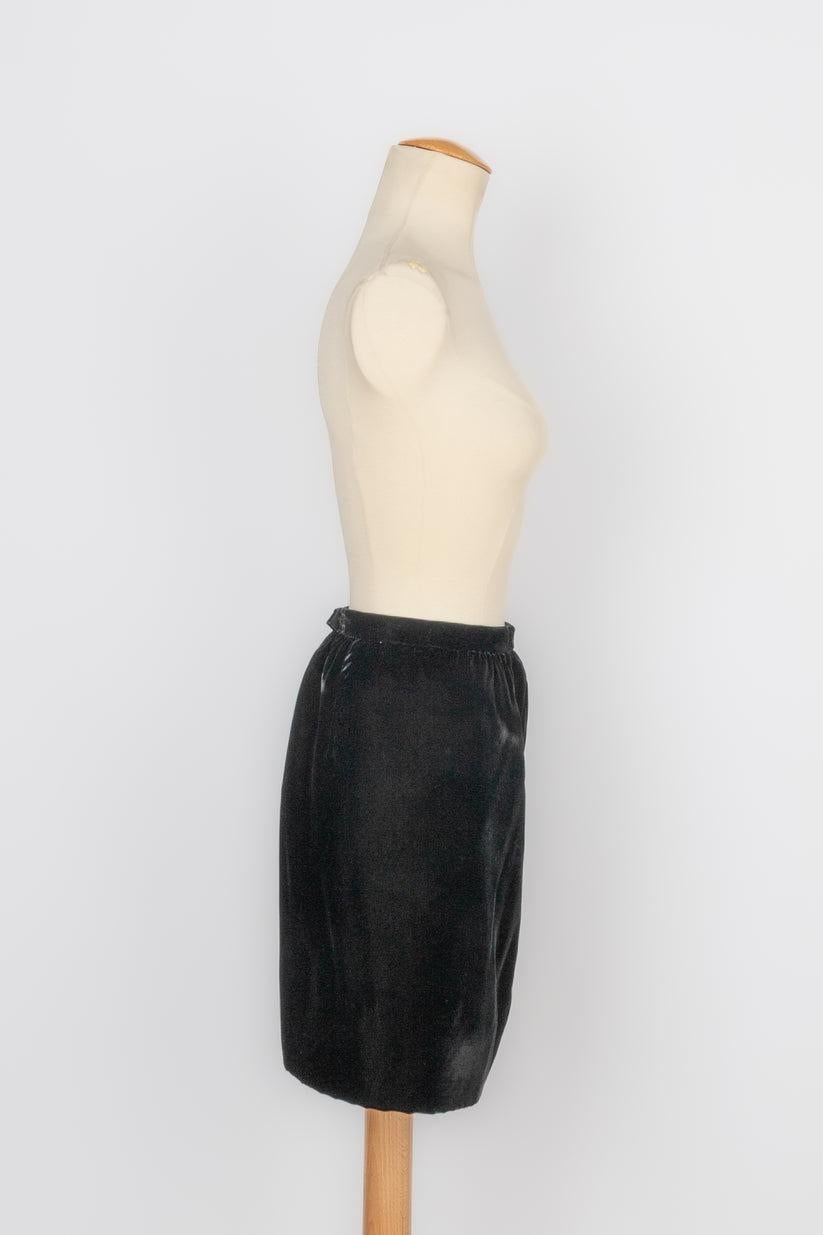 Valentino - Black velvet skirt with a silk lining. No size nor composition label, it fits a 36FR.

Additional information:
Condition: Very good condition
Dimensions: Waist: 28 cm - Length: 45 cm

Seller Reference: FJ106