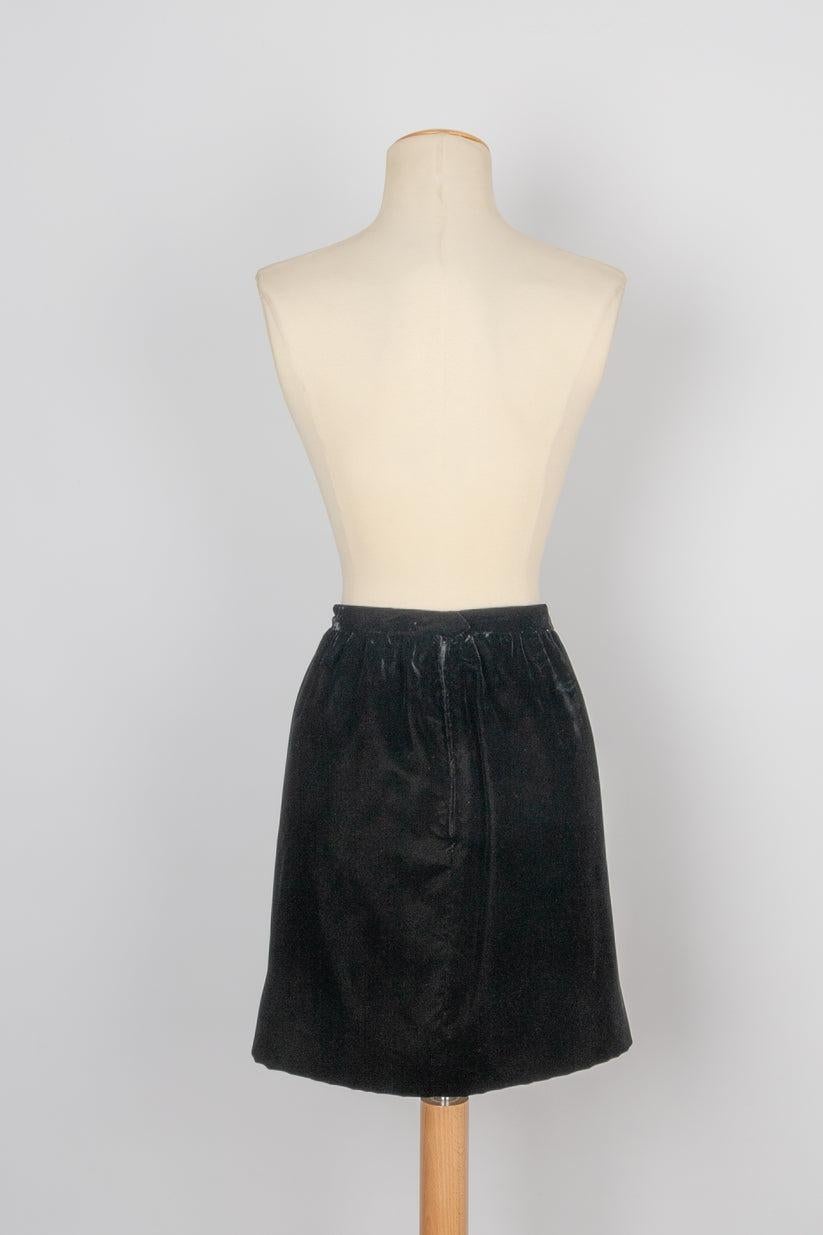 Valentino Black Velvet Skirt In Excellent Condition For Sale In SAINT-OUEN-SUR-SEINE, FR