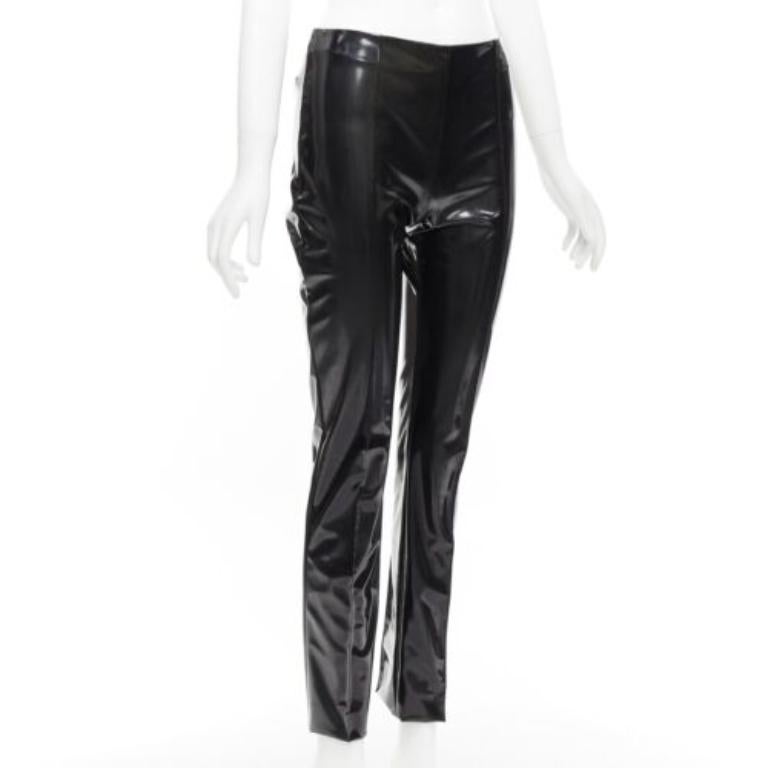 VALENTINO Schwarze Hose aus Vinyl mit Plissee vorne und hinten mit Schlitztaschen S
Referenz: NKLL/A00060
Marke: Valentino
Designer: Pier Paolo Piccioli
MATERIAL: Stoff
Farbe: Schwarz
Muster: Solide
Verschluss: Reißverschluss
Zusätzliche Details: