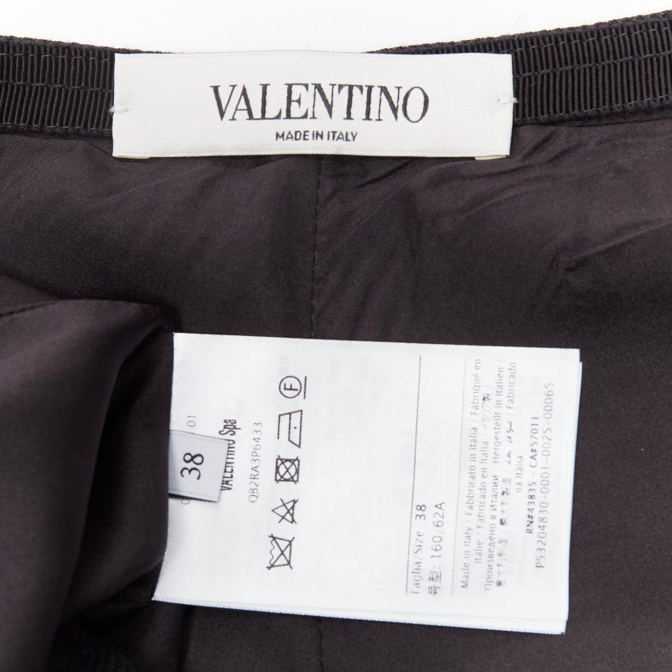 VALENTINO Schwarze aus Schurwollmischung rote perlenbesetzte, ausgestellte Rock Shorts mit Herzausschnitt IT38 XS im Angebot 5