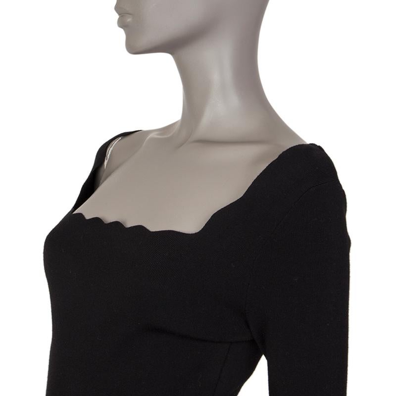 Langärmeliges Kleid von Valentino aus schwarzer Viskose (70 %) und Polyester (30 %) mit U-Ausschnitt und zwei Spitzenstickereien in Wellenform am Saum. Gefüttert mit einem Rock aus schwarzem Polyester (100%). Wurde getragen und ist in