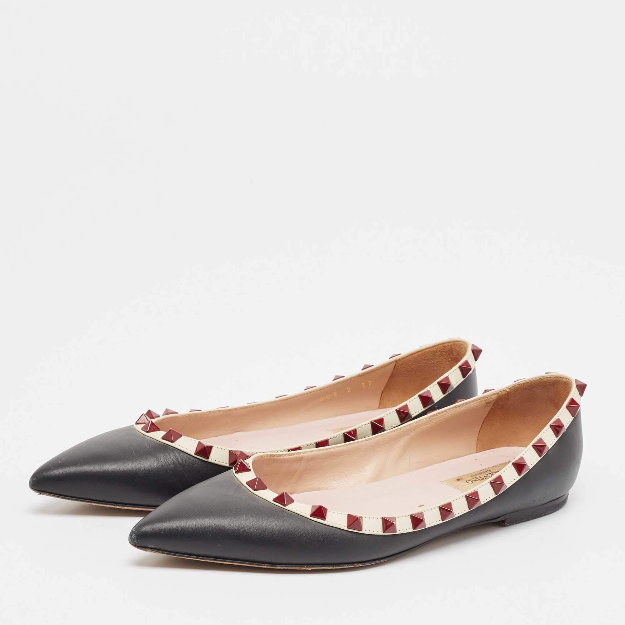 Complete your look by adding these Valentino ballet flats to your collection of everyday footwear. They are crafted skilfully to grant the perfect fit and style.