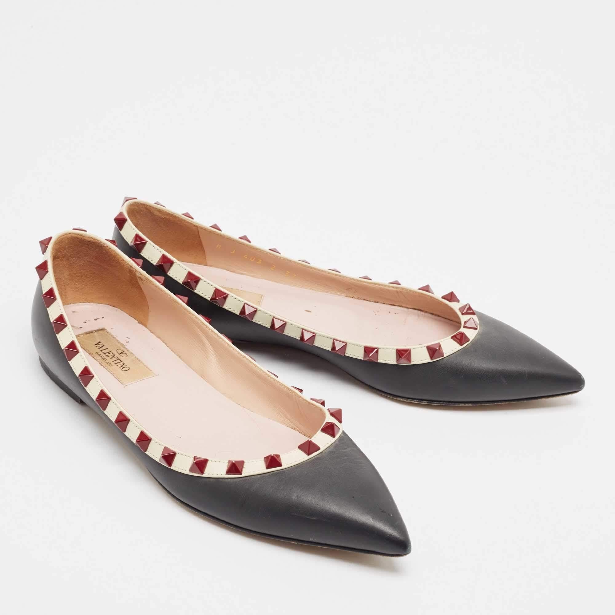 Valentino Black/White Leather Rockstud Ballet Flats Size 37 In Fair Condition For Sale In Dubai, Al Qouz 2