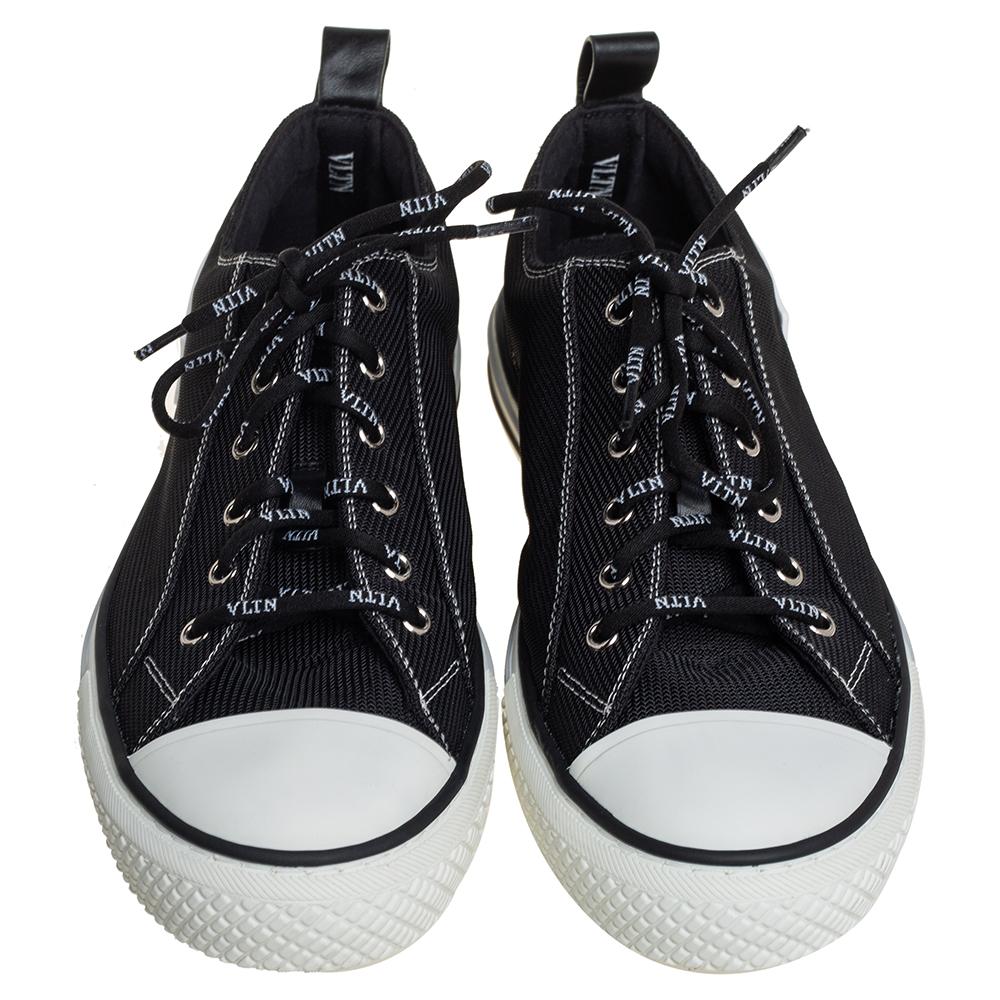 These Giggies sneakers from Valentino are perfect! Made from mesh and rubber, they feature lace-ups on the vamps, logo details on the sides, and pull tabs at the rear. The mix of black and white adds to the trendy feel of the sneakers, making them