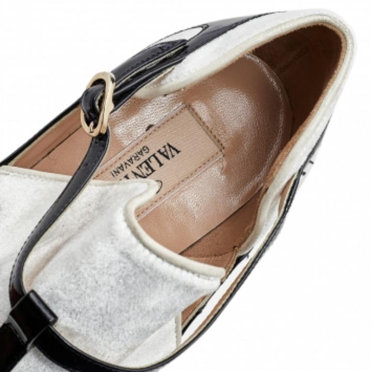 Valentino Pumps con cinturino a T in vernice e velluto bianco/nero taglia 36 in vendita 2