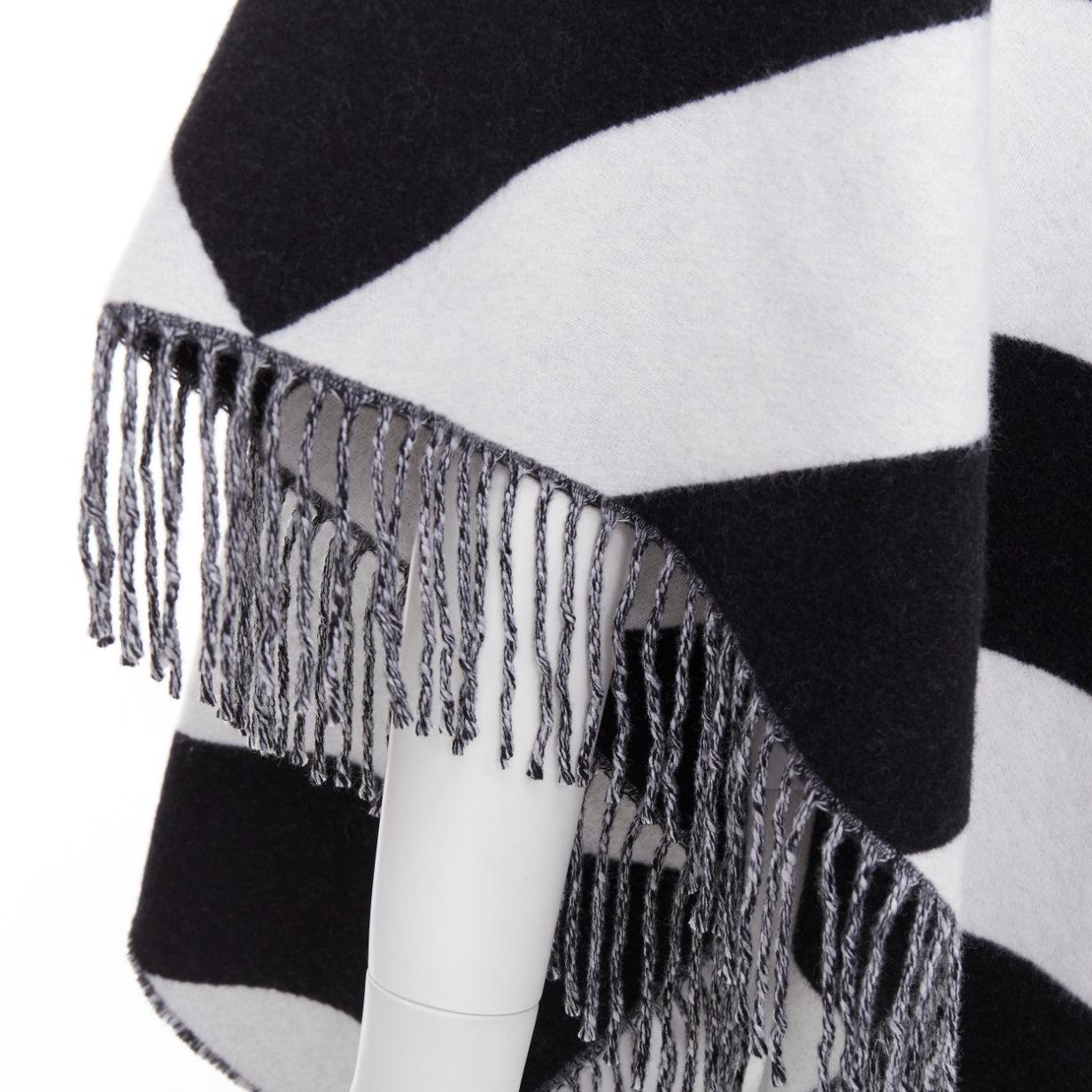 Valentino top sciarpa poncho a doppio strato con logo a righe bianche e nere
Riferimento: AAWC/A01415
Marchio: Valentino
Designer: Pier Paolo Piccioli
Materiale: Sembra lana
Colore: Nero, Bianco
Modello: A righe
Chiusura: Pullover
Dettagli extra: