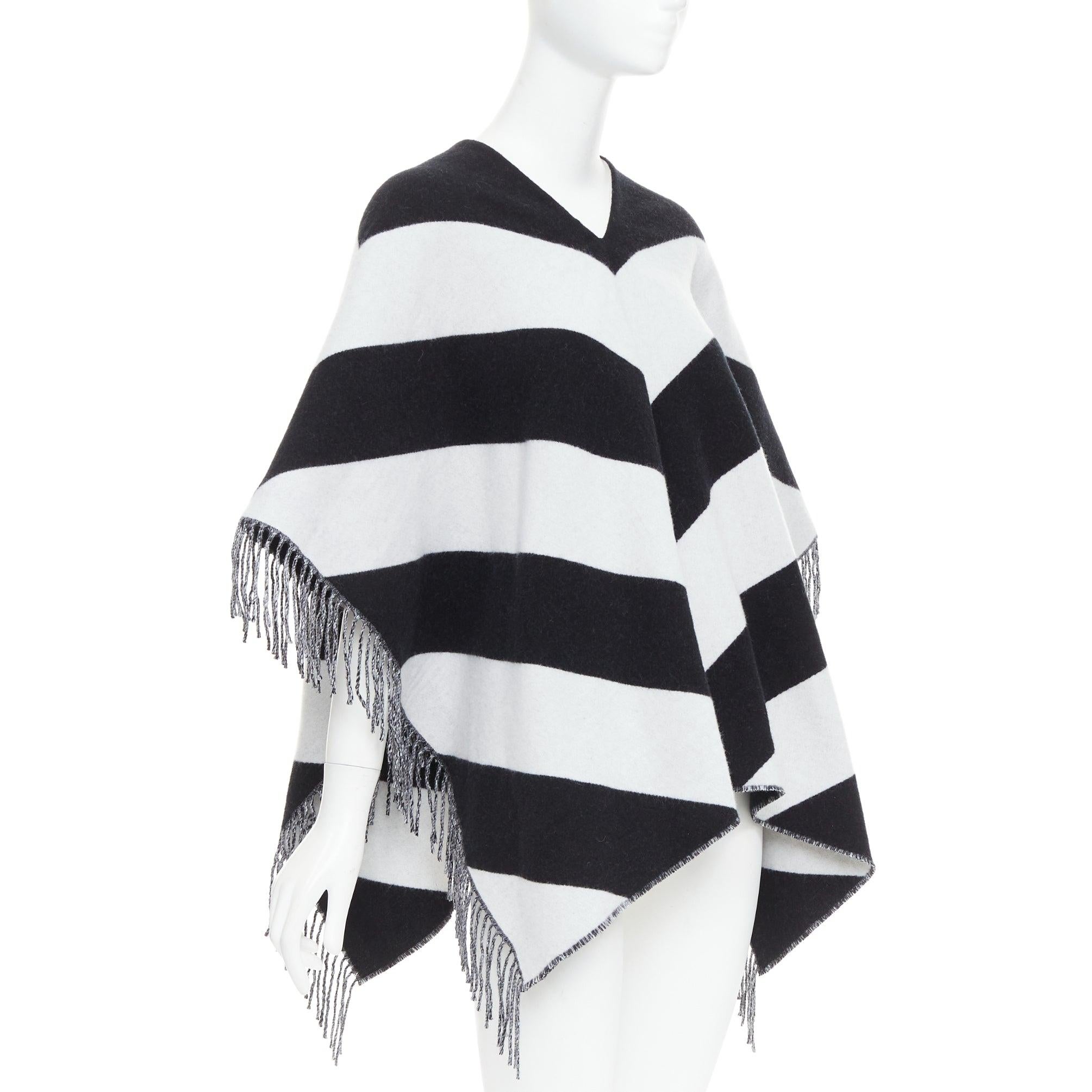 Grigio Valentino top sciarpa poncho a doppio strato con logo a righe bianche e nere in vendita