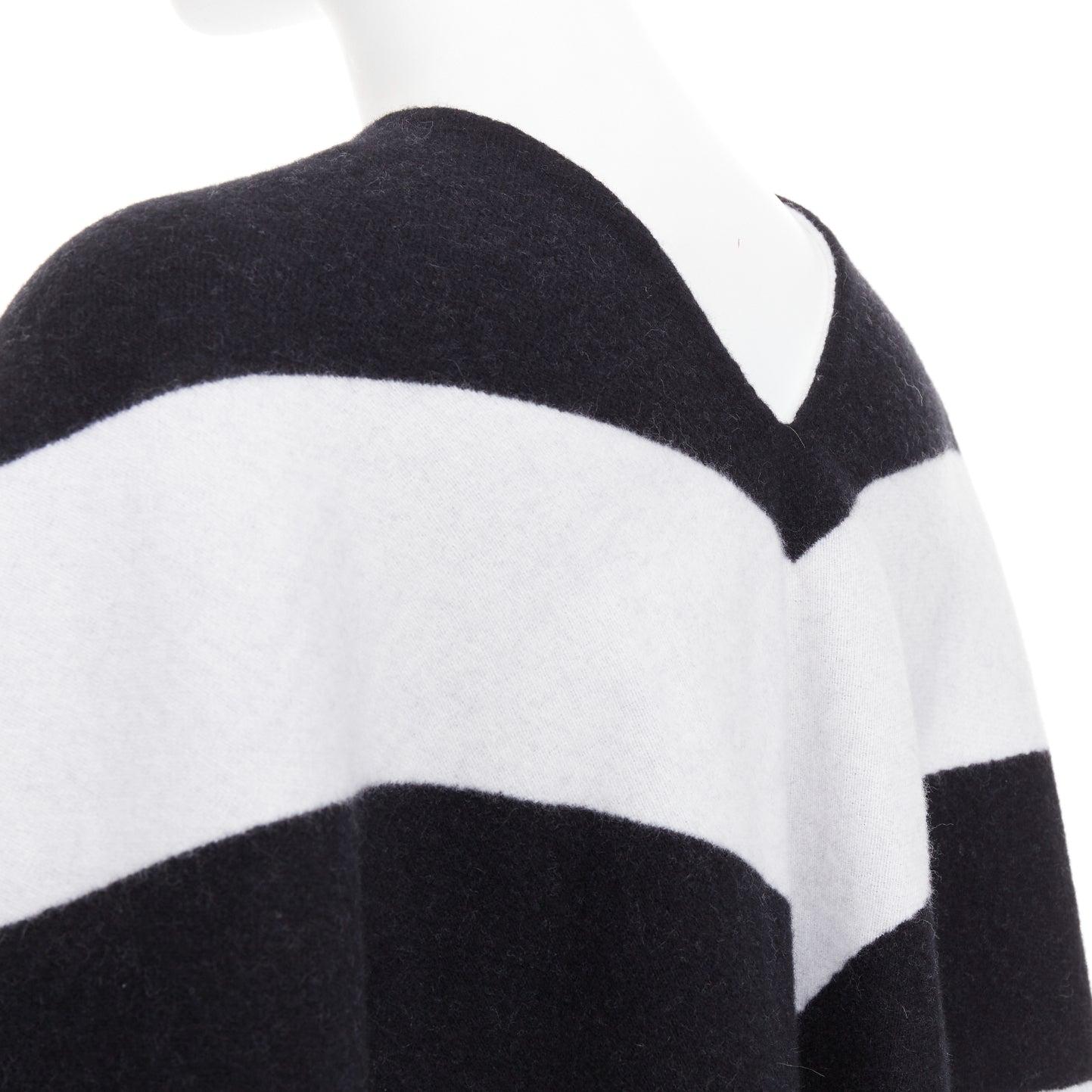 Valentino top sciarpa poncho a doppio strato con logo a righe bianche e nere in vendita 2
