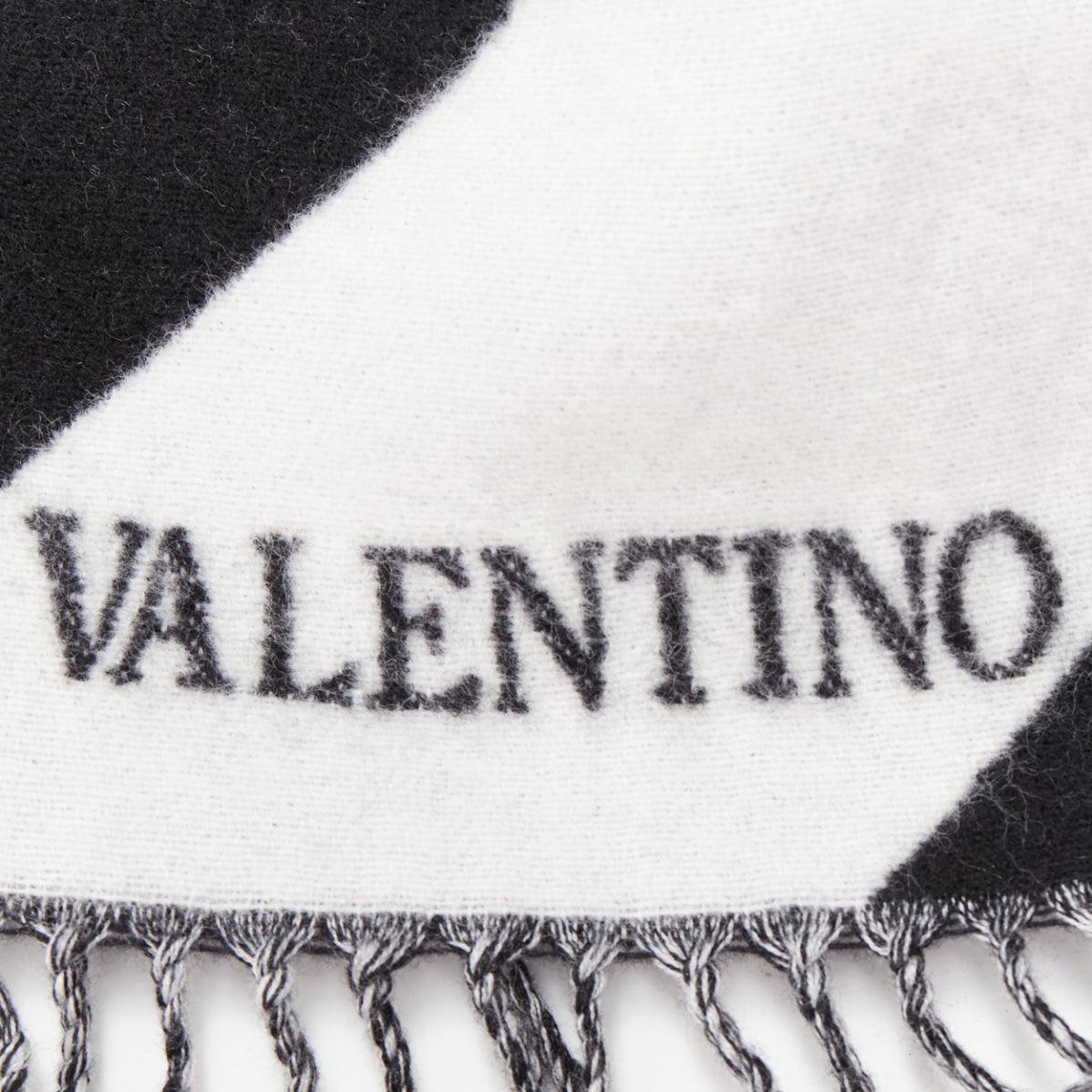 Valentino top sciarpa poncho a doppio strato con logo a righe bianche e nere in vendita 3