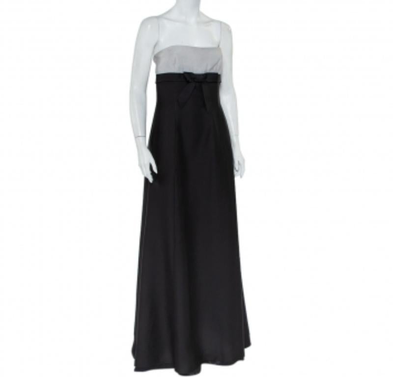 This sophisticated strapless tube dress from Valentino is a fabulous choice for making an effortless style statement! The back and white wool and silk dress has been designed with a bow detailing on the front and a flared bottom hemline. Pair it