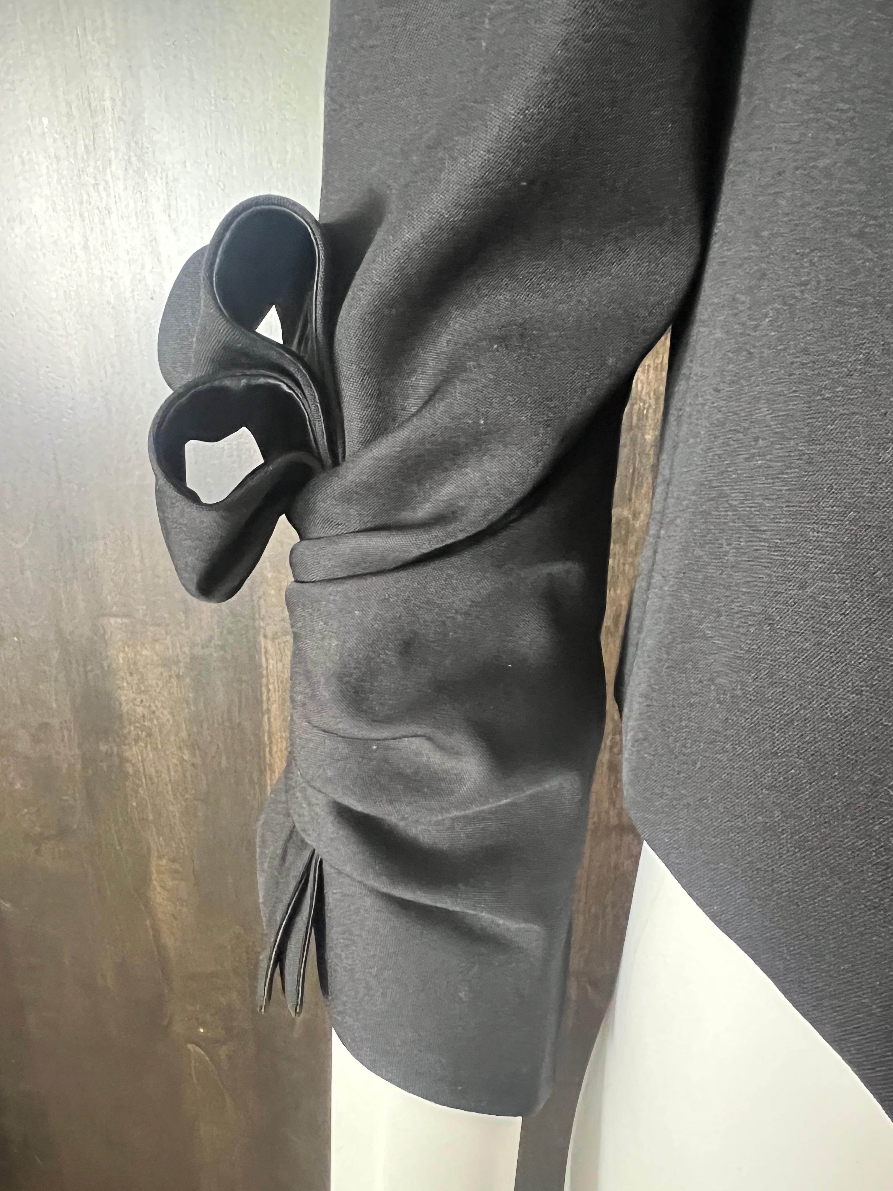 Valentino Schwarze Wollblazerjacke, Größe 10 im Zustand „Hervorragend“ im Angebot in Beverly Hills, CA