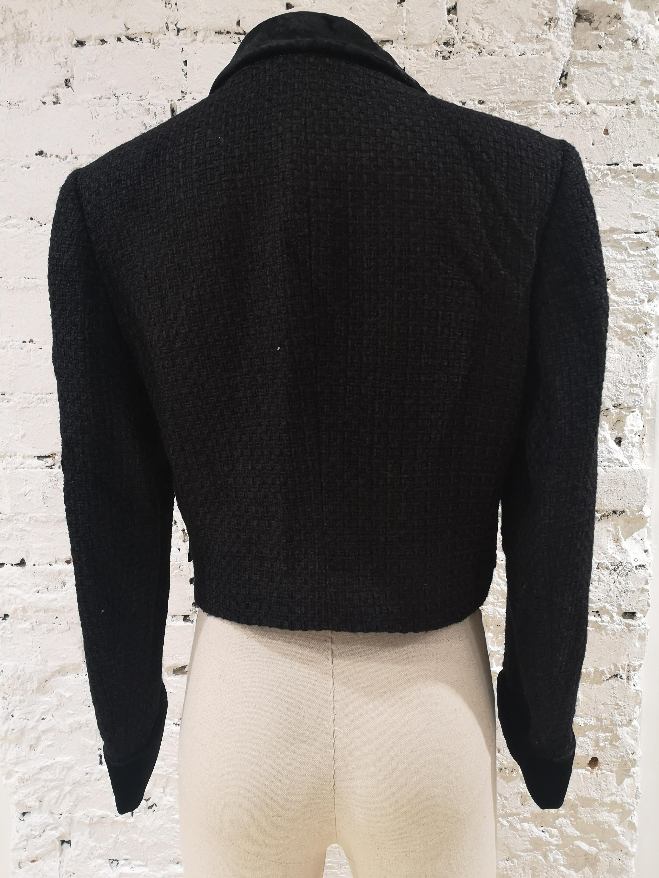 Valentino veste en laine noire
Veste en laine noire totalement made in italy, col en velours
totalement fabriqué en italie en taille 42