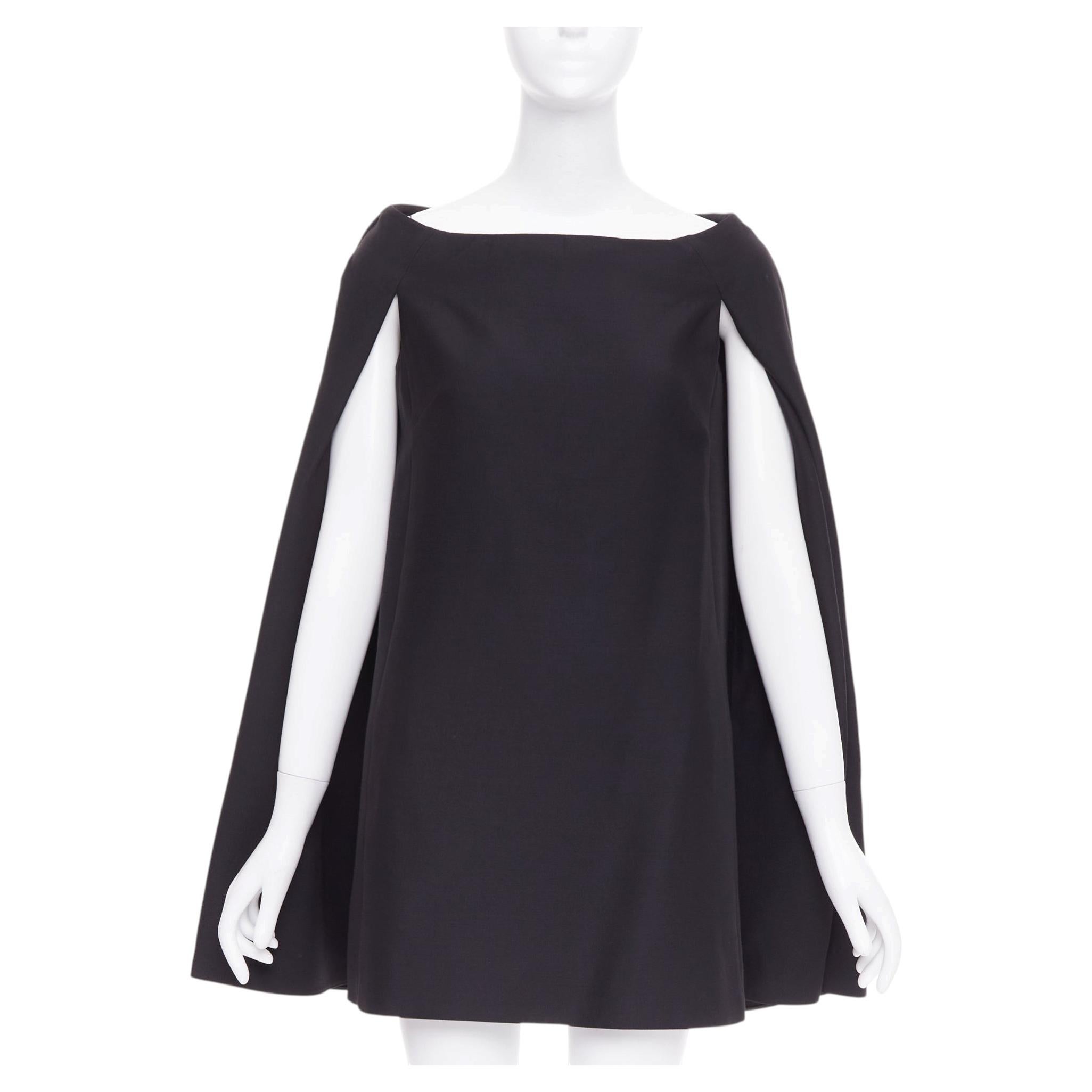 Robe courte Valentino en laine et soie noire, à manches cape et épaulettes Darte, référence IT38, taille XS