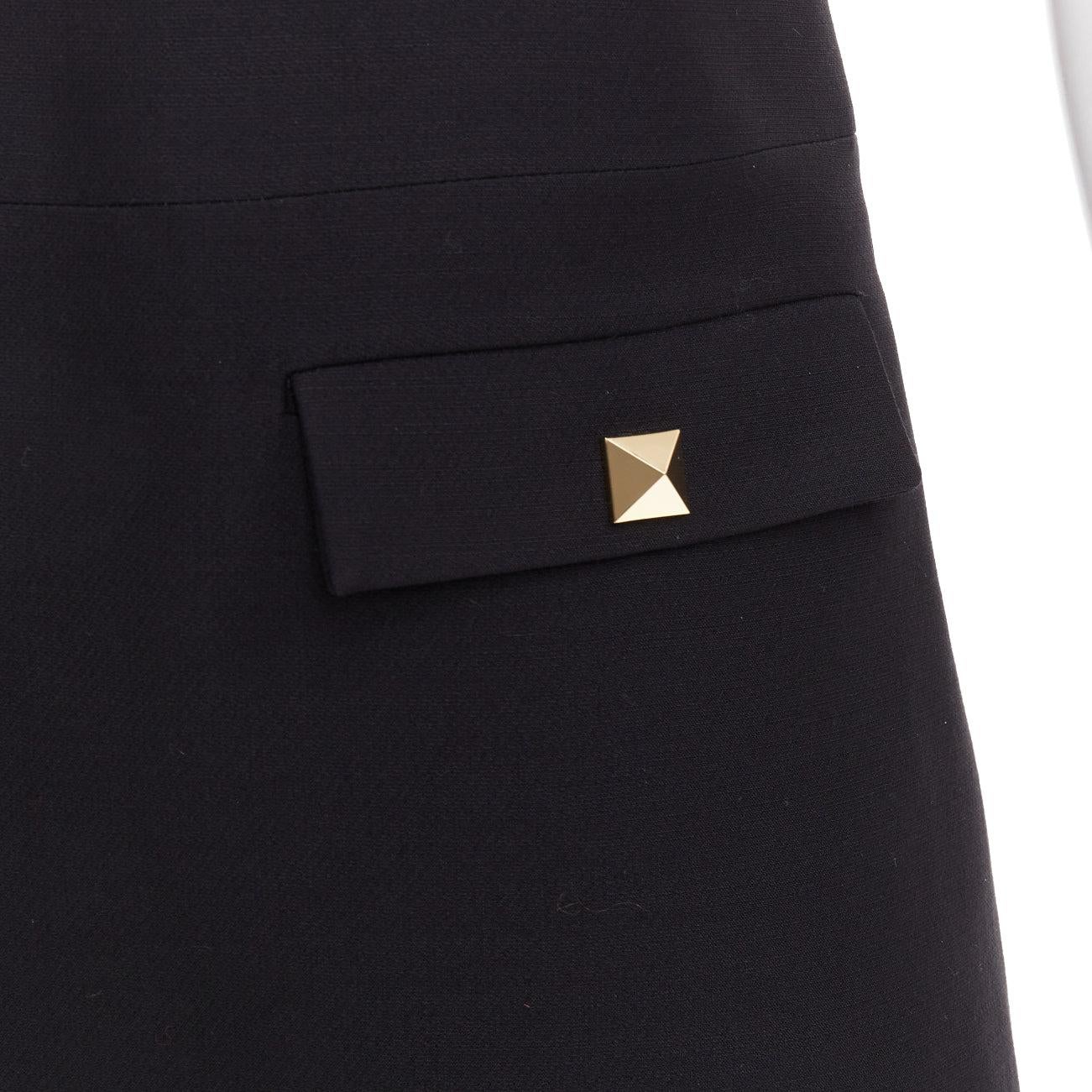 VALENTINO black wool silk Rockstud pockets scoop minid ress IT38 XS
Reference: AAWC/A01442
Brand: Valentino
Designer: Pier Paolo Piccioli
Collection: Rockstud
Material: Virgin Wool, Silk
Color: Black, Gold
Pattern: Solid
Closure: Zip
Lining: Black