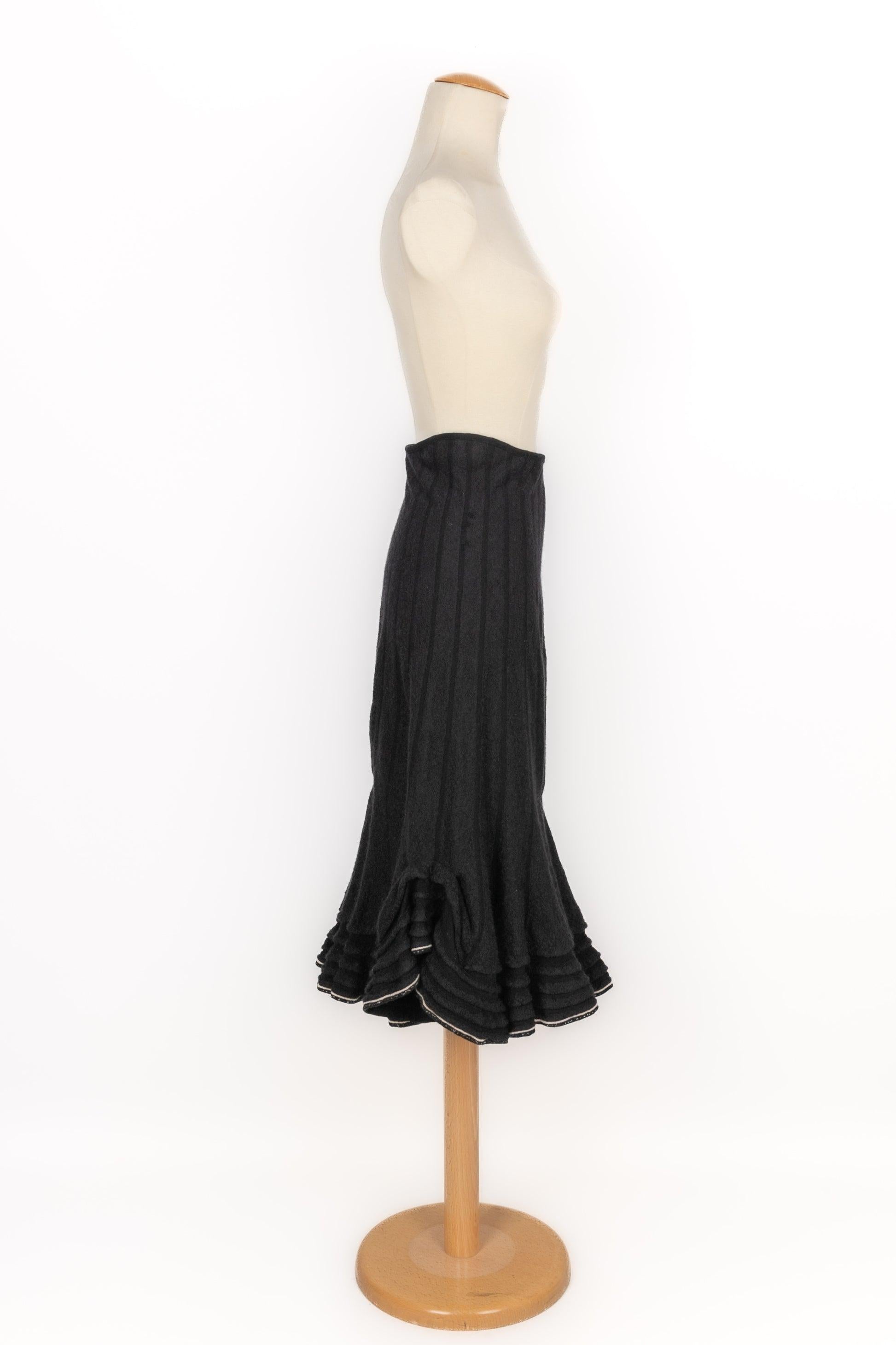 Valentino - (Made in Italy) Black wool skirt. Size M.

Additional information:
Condition: Very good condition
Dimensions: Waist: 39 cm - Length: 75 cm

Seller Reference: FJ52