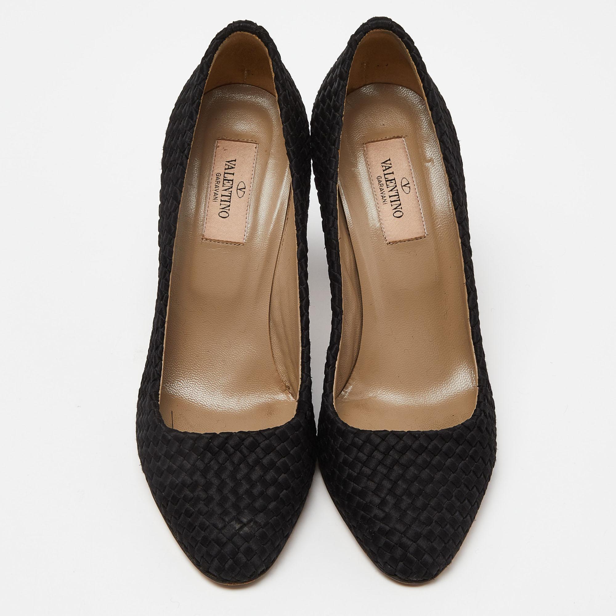 Valentino Black Woven Leather Pumps Size 37 In Good Condition For Sale In Dubai, Al Qouz 2